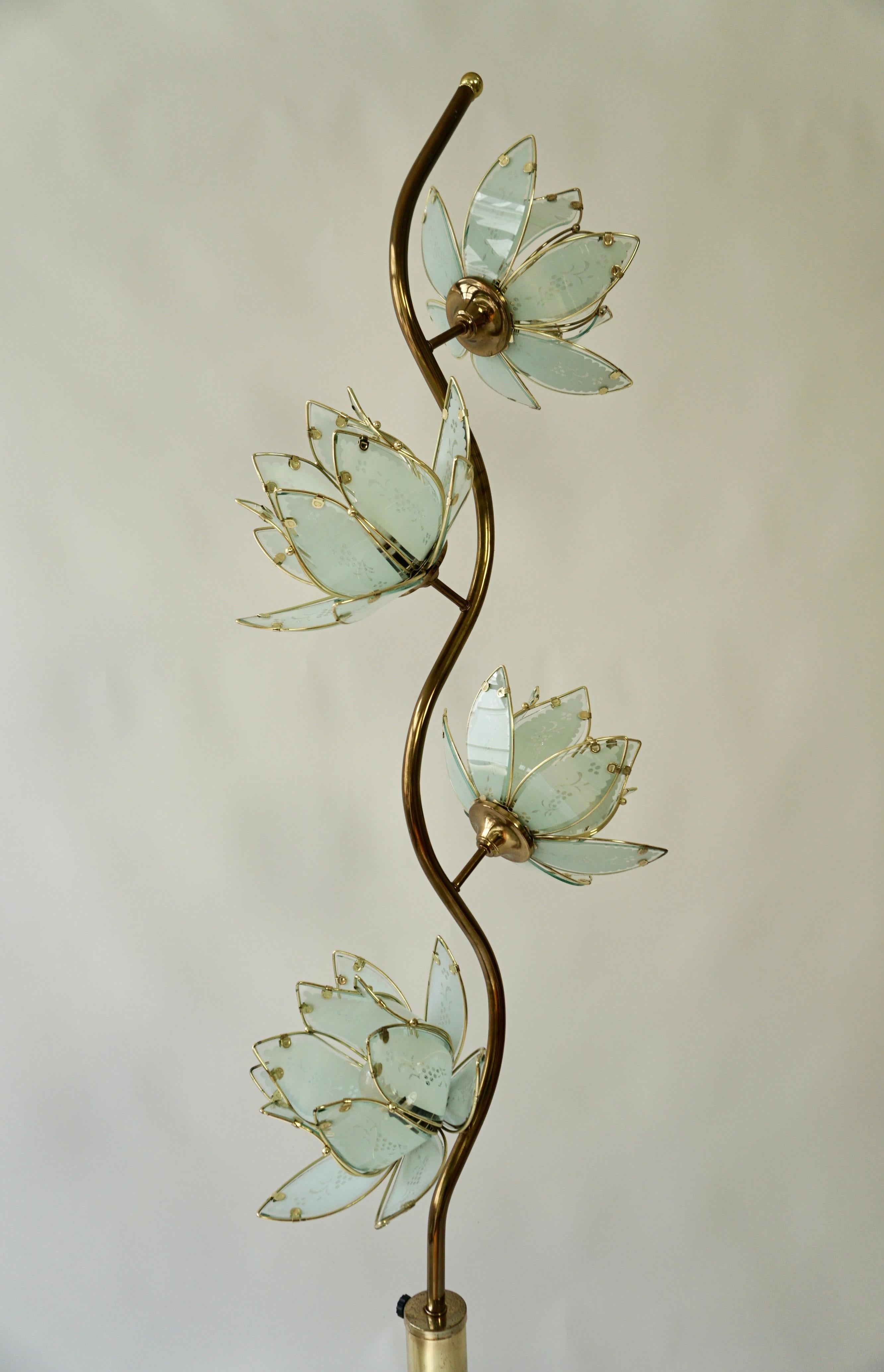 Hollywood Regency Lampadaire Elegant avec quatre fleurs de lotus en verre en vente