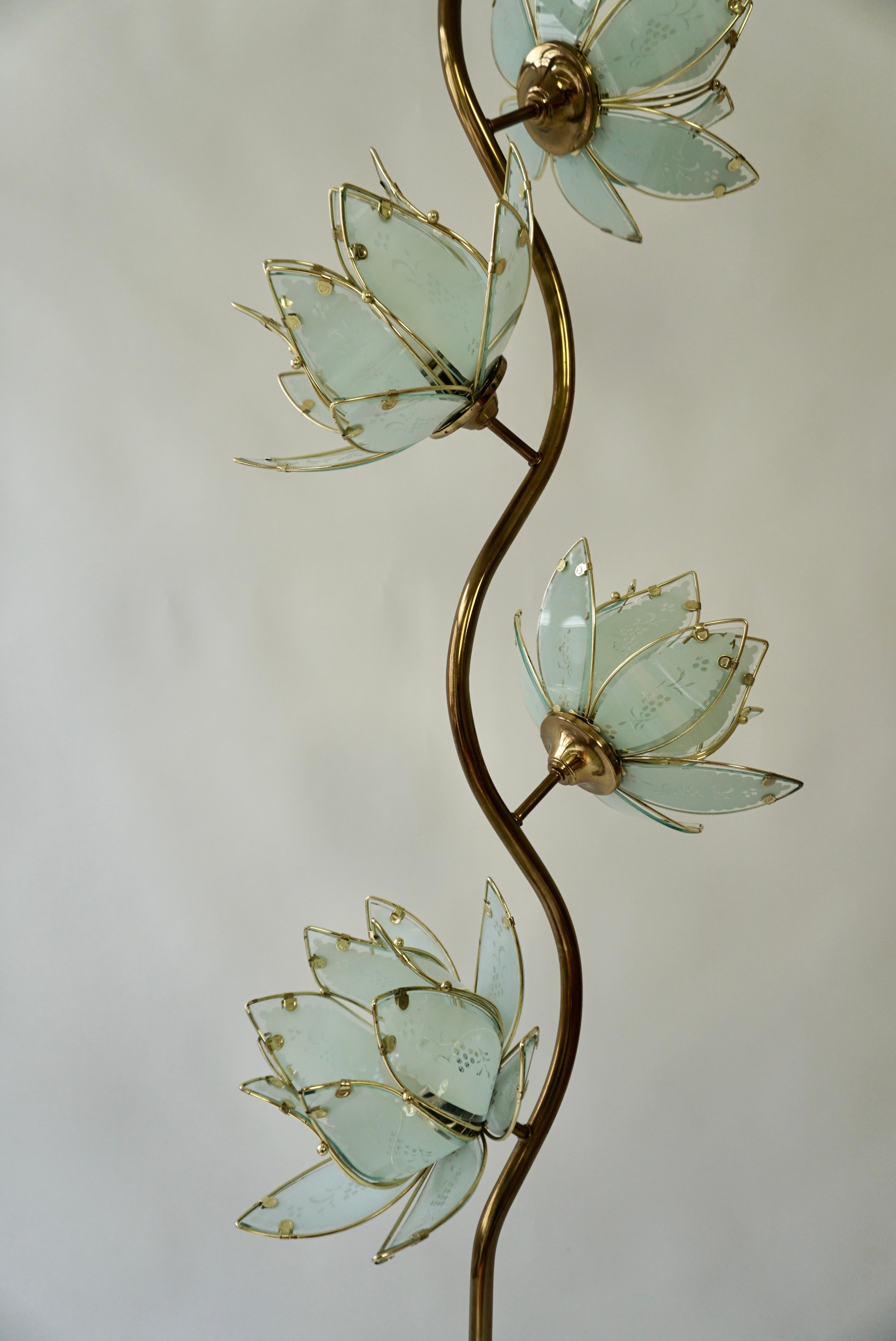italien Lampadaire Elegant avec quatre fleurs de lotus en verre en vente
