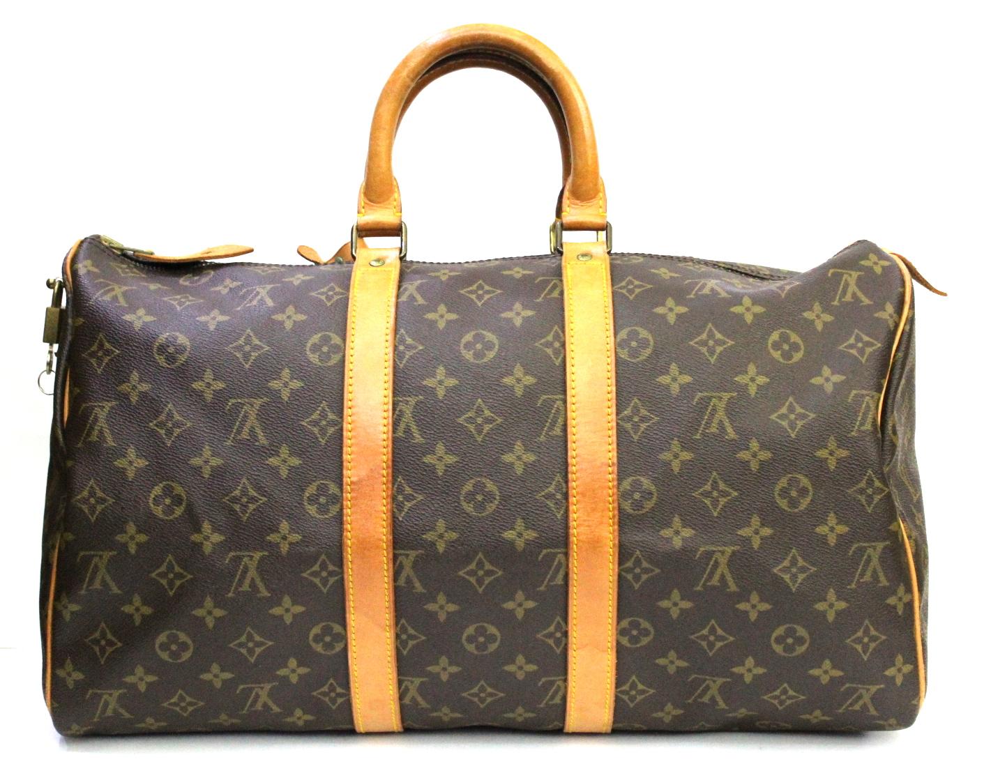 
Wonderful Keepall by Louis Vuitton Monogram 80s. A perfect fit for your weekends.
To be a vintage product comes in excellent condition.