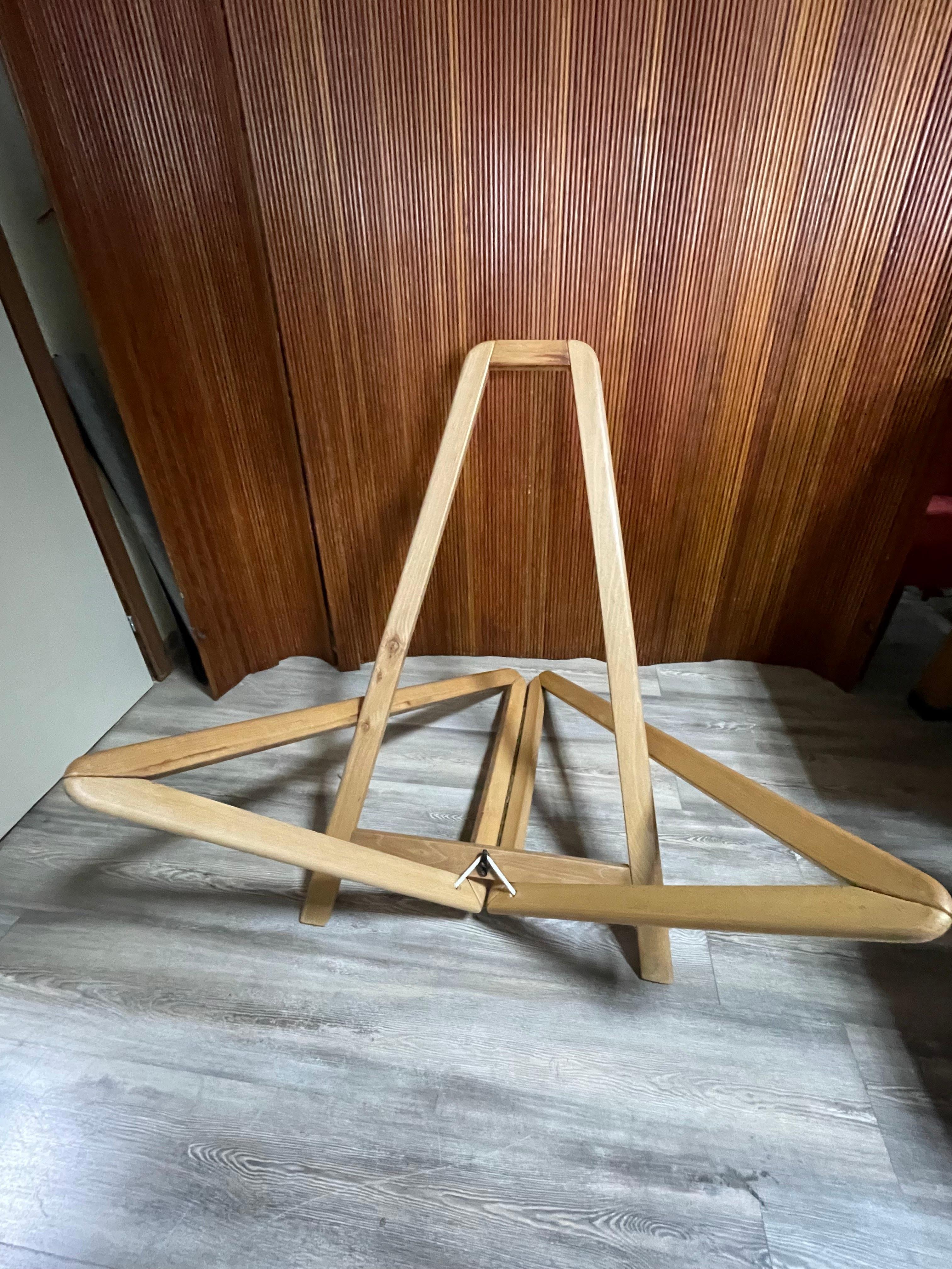 Pièce unique et très rare du fauteuil Mascotte de Plana conçu par Baroni et Pastori en 1980.
Ce fauteuil figure souvent dans les catalogues de fauteuils vintage qu'il ne faut pas manquer d'avoir.
La structure en bois de hêtre est composée de deux