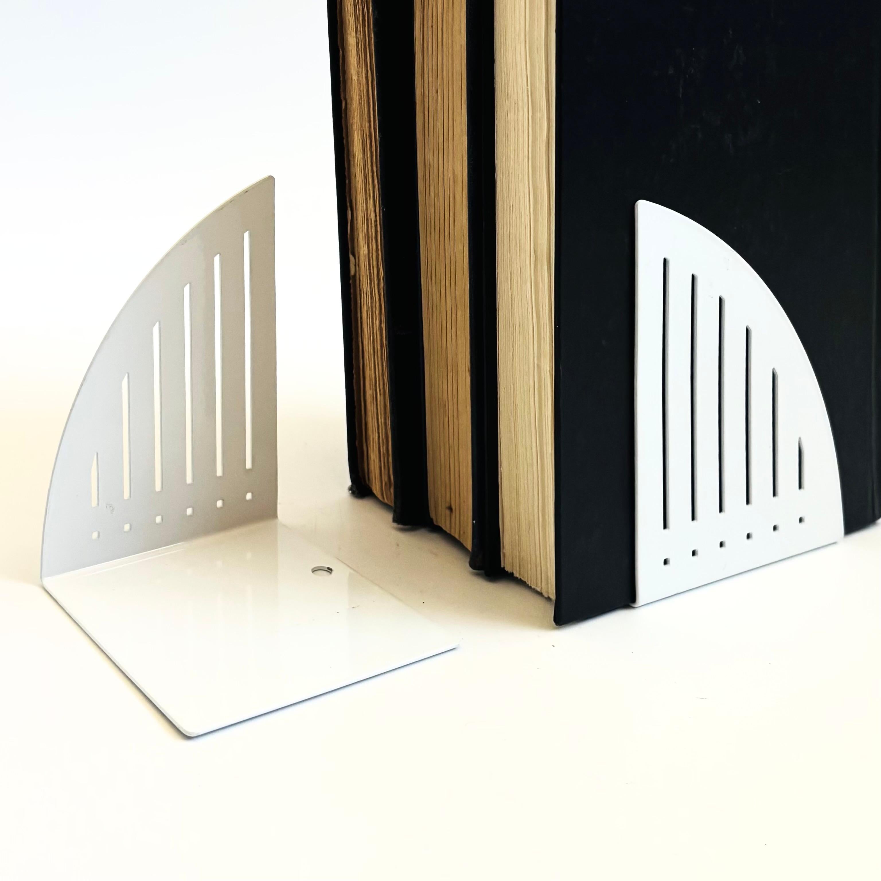Une paire de serre-livres en métal postmoderne vintage des années 1980. Finition blanc brillant dans une forme arquée avec un design perforé de points et de lignes. Fabriqué par Spectrum Designs de Cleveland, OH et légèrement marqué sur la base.

