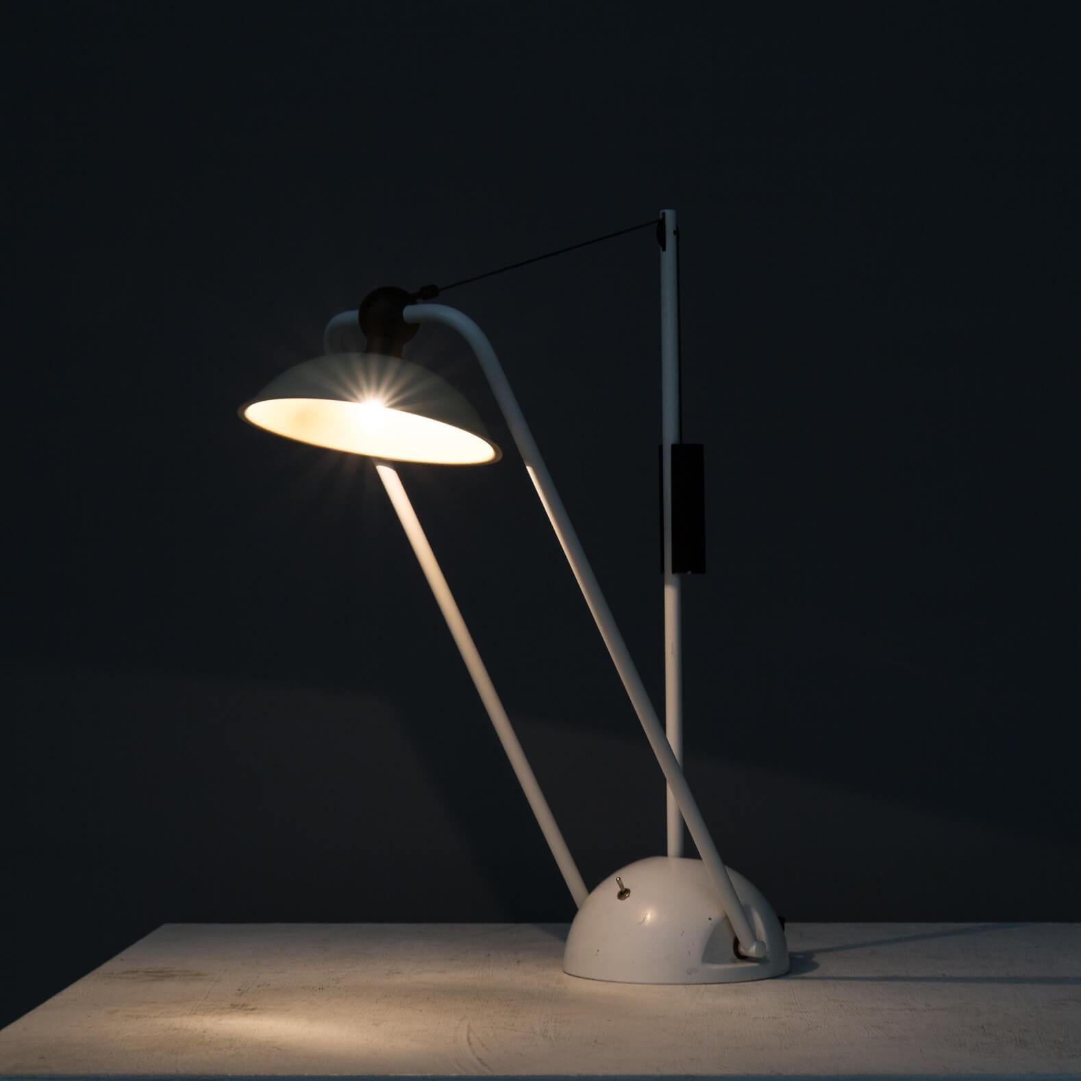 Beautiful desk lamp with counter balance repositioning frame. Very rare table lamp!