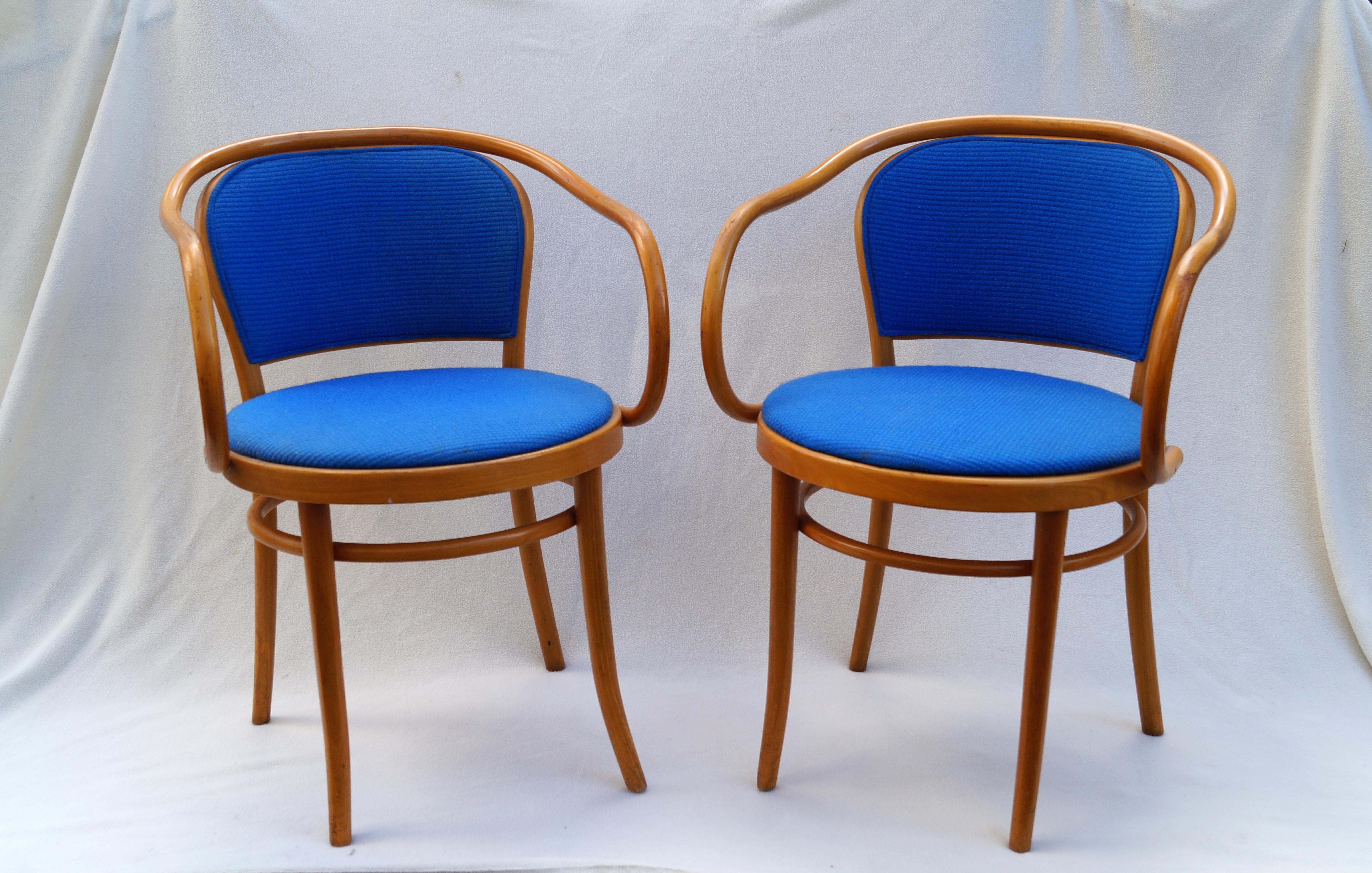 2 Thonet Bentwood Side Accent Lounge Dining chairs blue upholstery. La hauteur du bras est d'environ 27.50