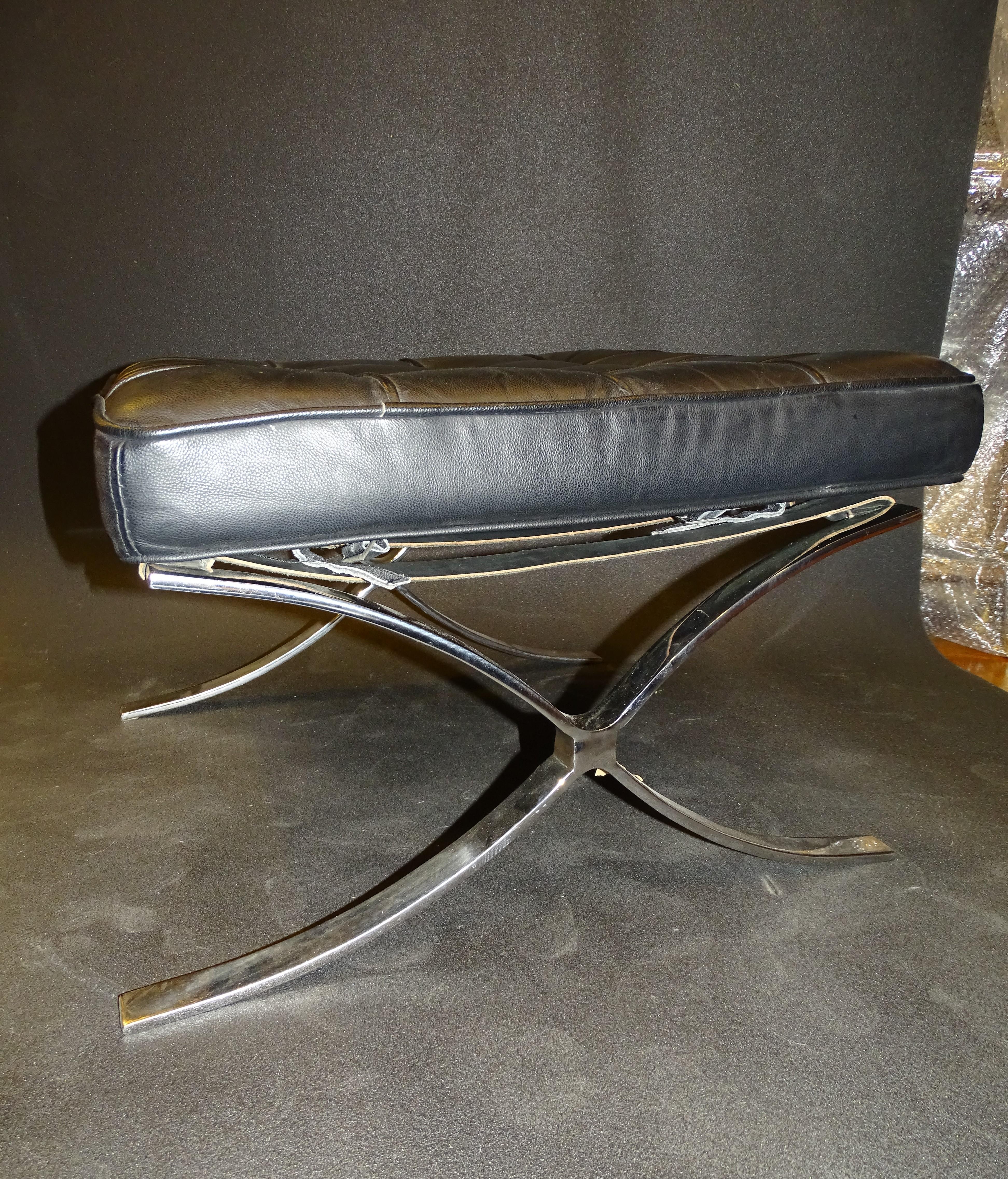 80s Mies Van der Rohe Black Stool, Footstool, Steel, Leather In Good Condition In Valladolid, ES