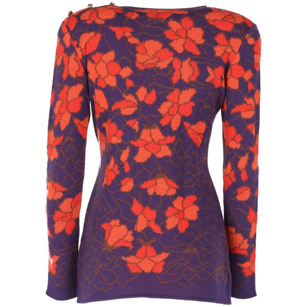 Mila Schon purple wool sweater. Floral pattern. Ornamental logoed buttons. Padded shoulders.

The item shows slight sign of use, as shown in the pictures.

Made in Italy

Size: 44 IT

Flat measurements
Height: 68 cm
Bust: 44 cm
Shoulders: 40