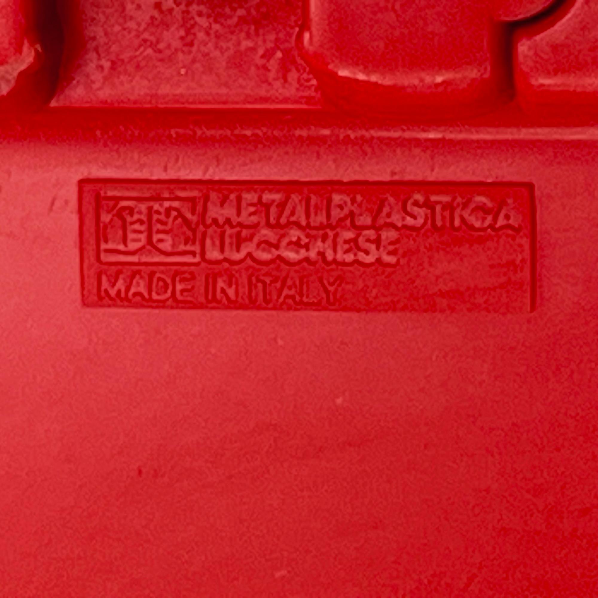 Sgabello minimalista anni '80 'Trix' di Metalplastica Lucchese in melamina rossa 3