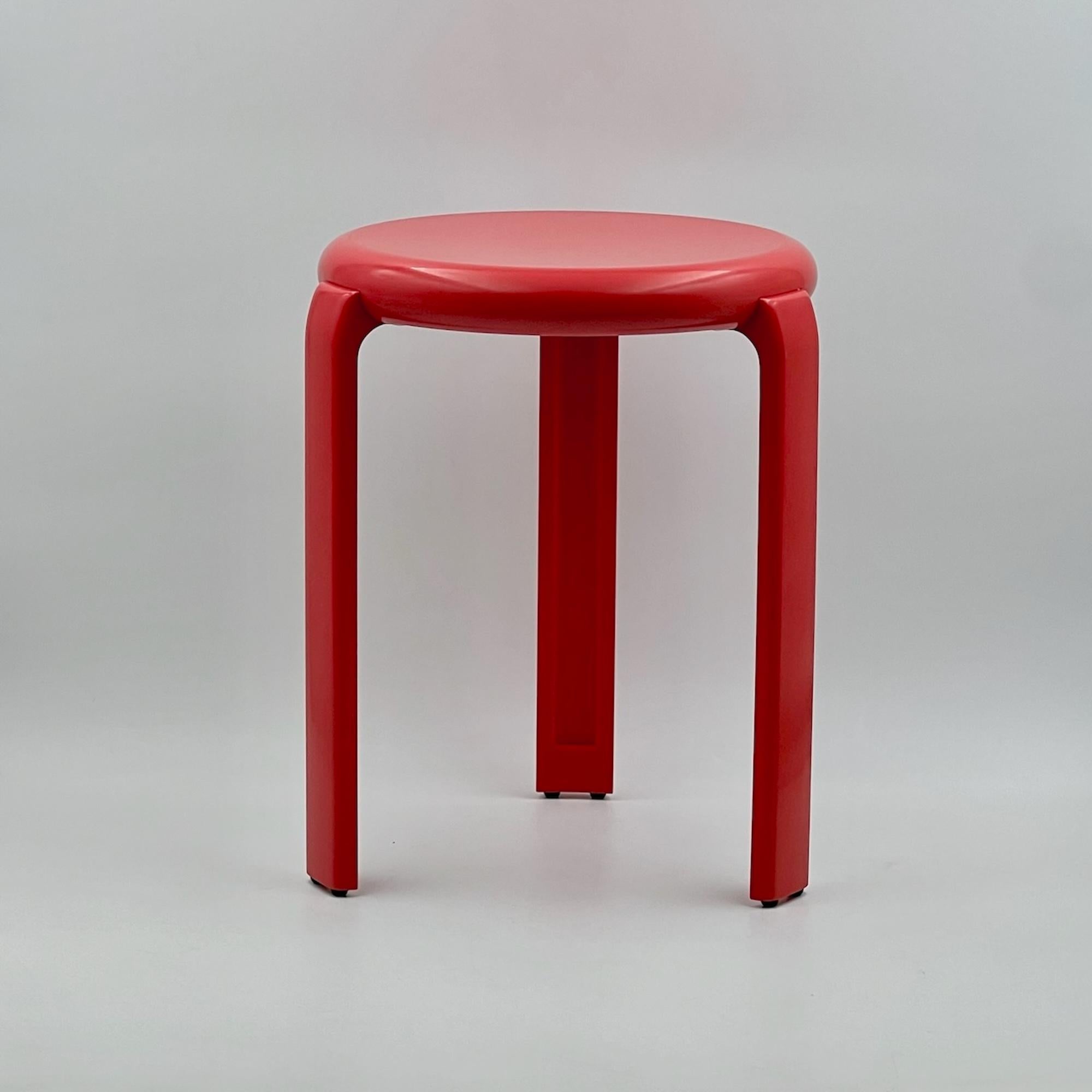Minimalismo Sgabello minimalista anni '80 'Trix' di Metalplastica Lucchese in melamina rossa