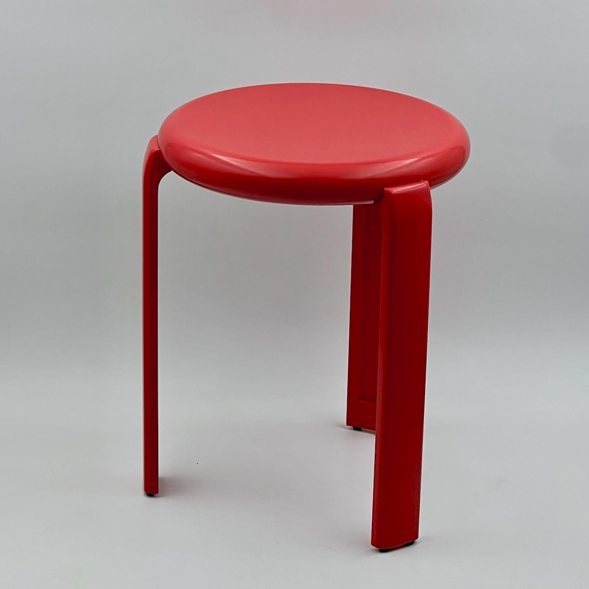Italiano Sgabello minimalista anni '80 'Trix' di Metalplastica Lucchese in melamina rossa