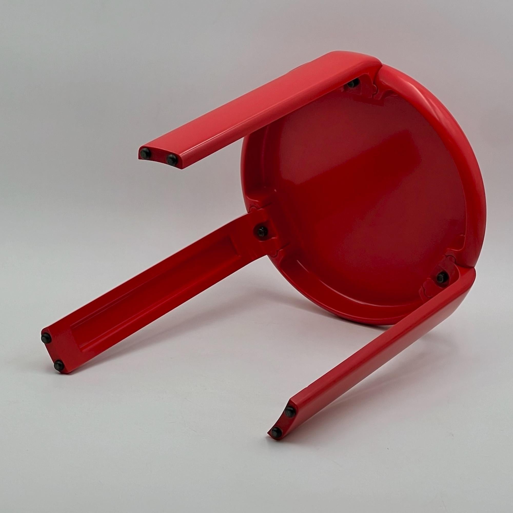 Sgabello minimalista anni '80 'Trix' di Metalplastica Lucchese in melamina rossa In condizioni buone a San Benedetto Del Tronto, IT