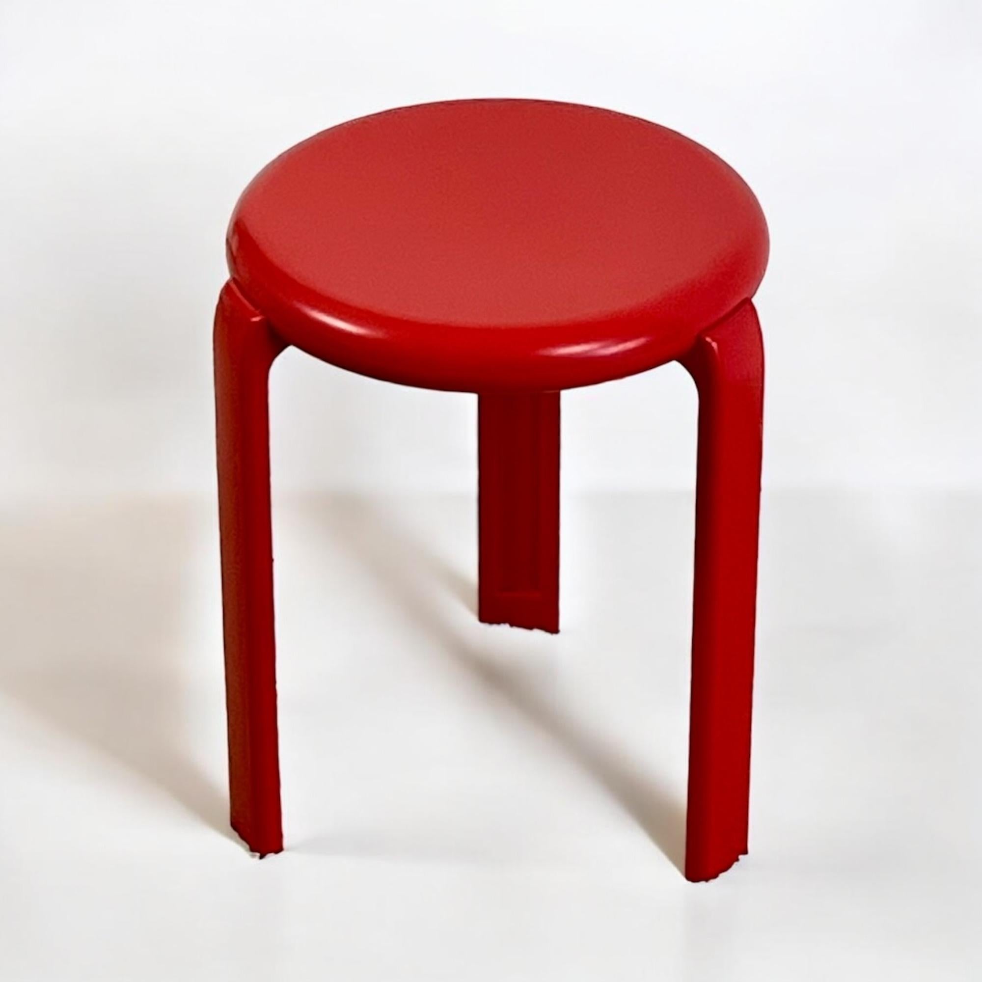 Fine XX secolo Sgabello minimalista anni '80 'Trix' di Metalplastica Lucchese in melamina rossa