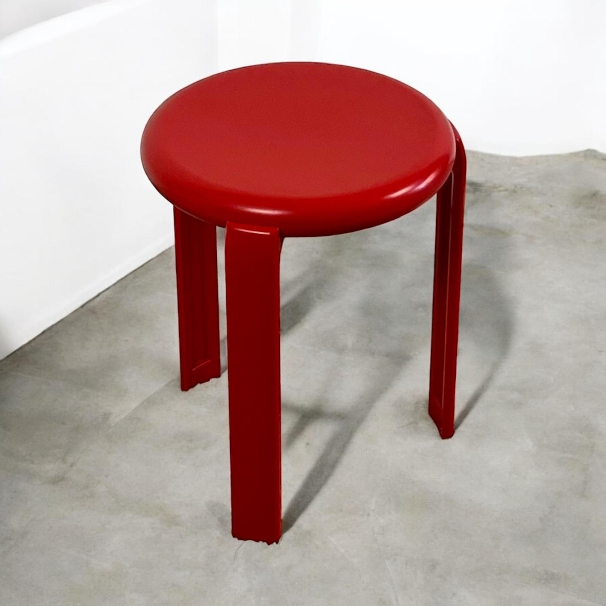 Sgabello minimalista anni '80 'Trix' di Metalplastica Lucchese in melamina rossa 2