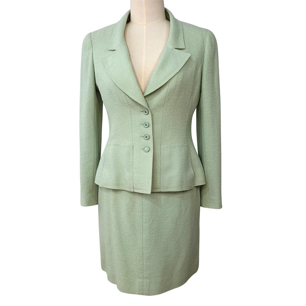 Mint Green Chanel Tweed Blazer and Skirt Set

Composition:
80% Wool
16% Nylon

Lining:
95% Silk
5% Spandex

Size 40 (Blazer and Skirt)

P07349V05392

Made in France