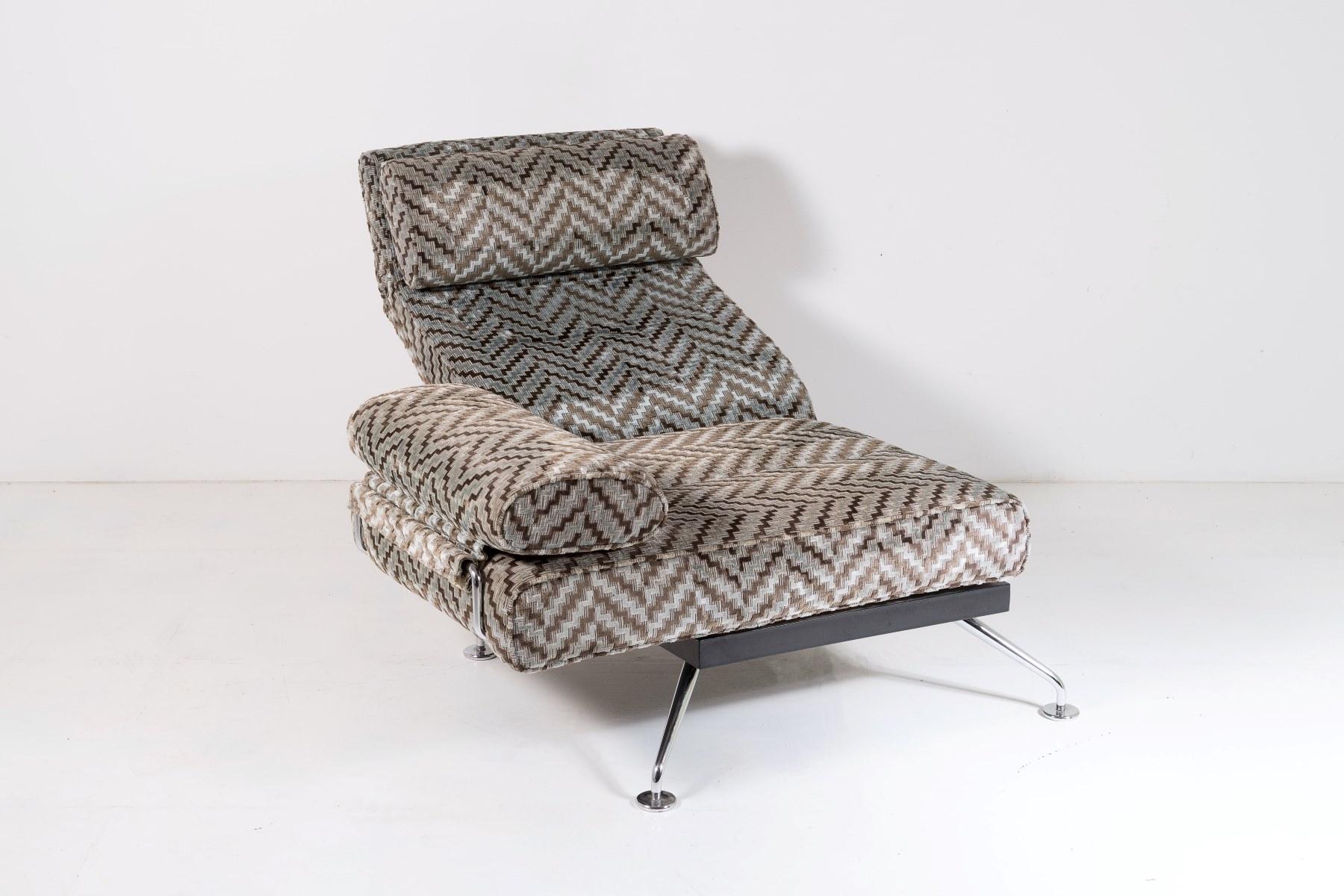 80s Modern Chaise Longue Day Bed Recliner Chair in Original Stone Chevron Fabric In Good Condition In Llanbrynmair, GB