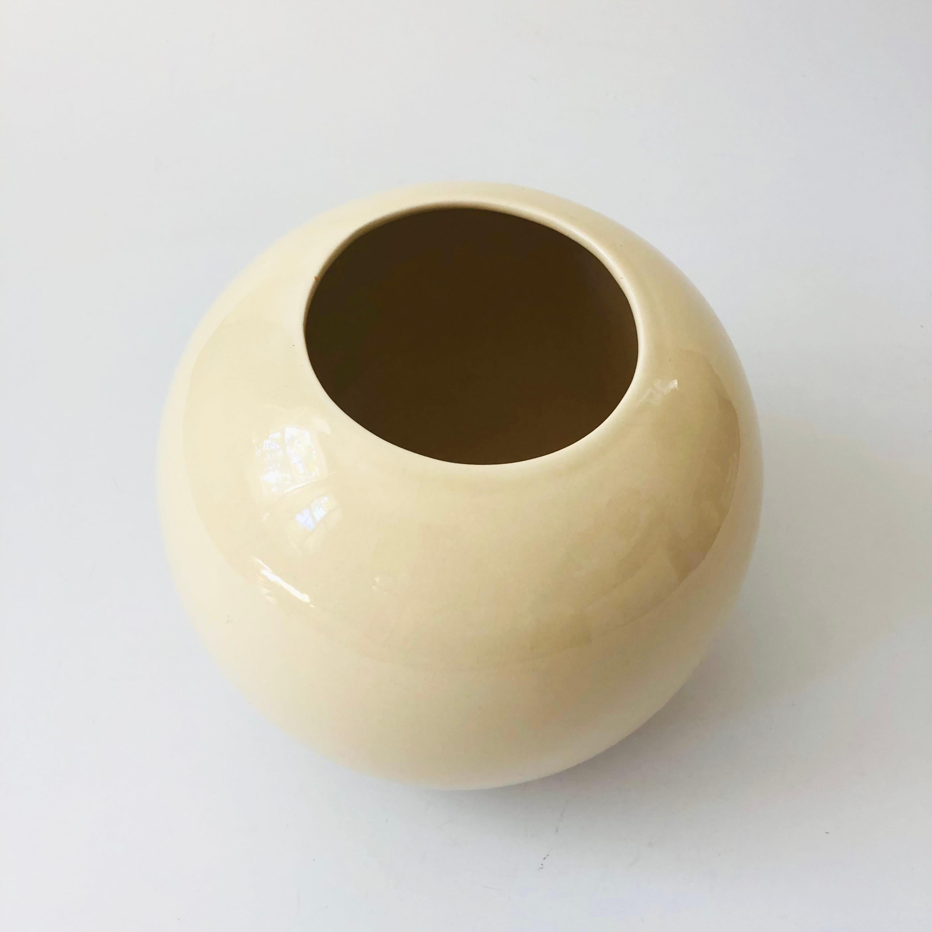 Postmoderne Vase sphère crème The Modernity 80s en vente