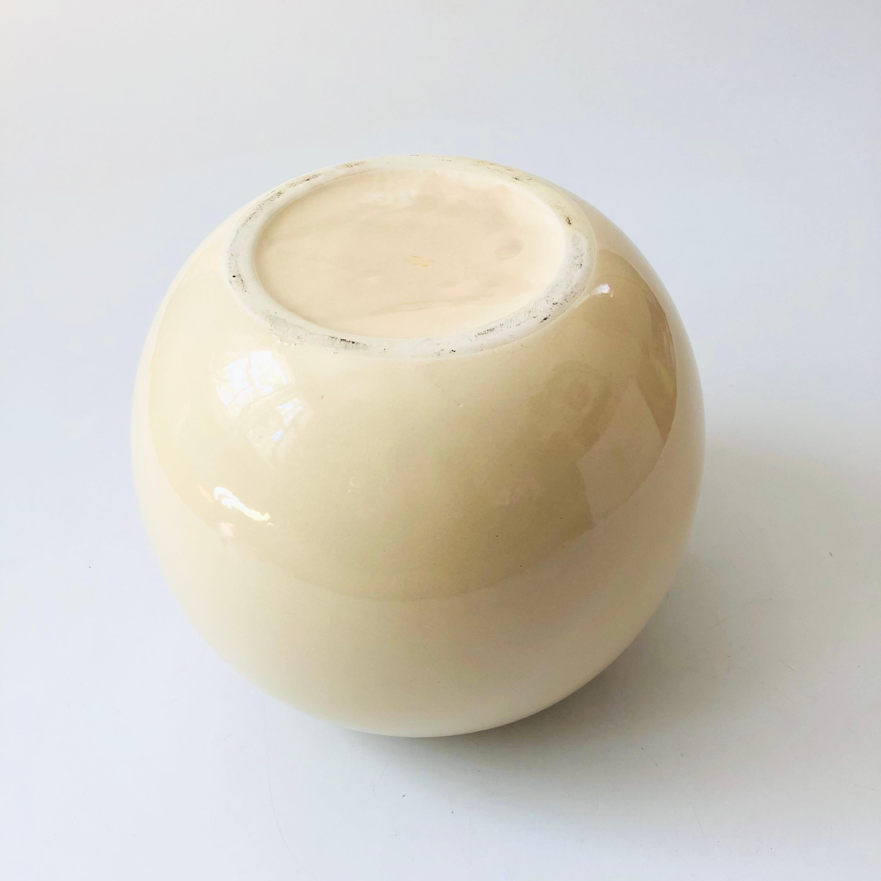 80s Modern Cream Sphere Vase In Good Condition For Sale In Vallejo, CA