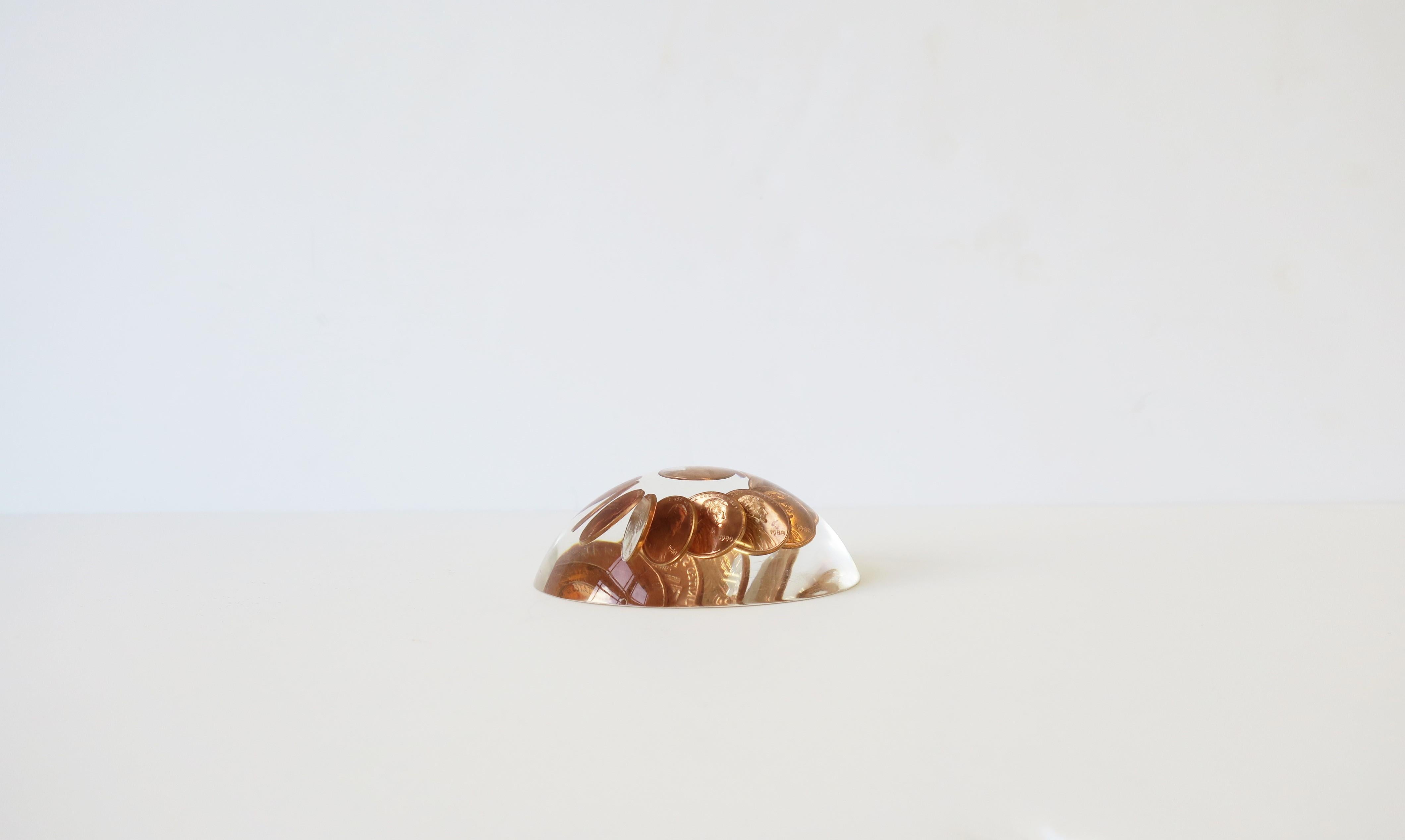 Objet décoratif presse-papier Penny en cuivre Lucite 1980 Bon état - En vente à New York, NY