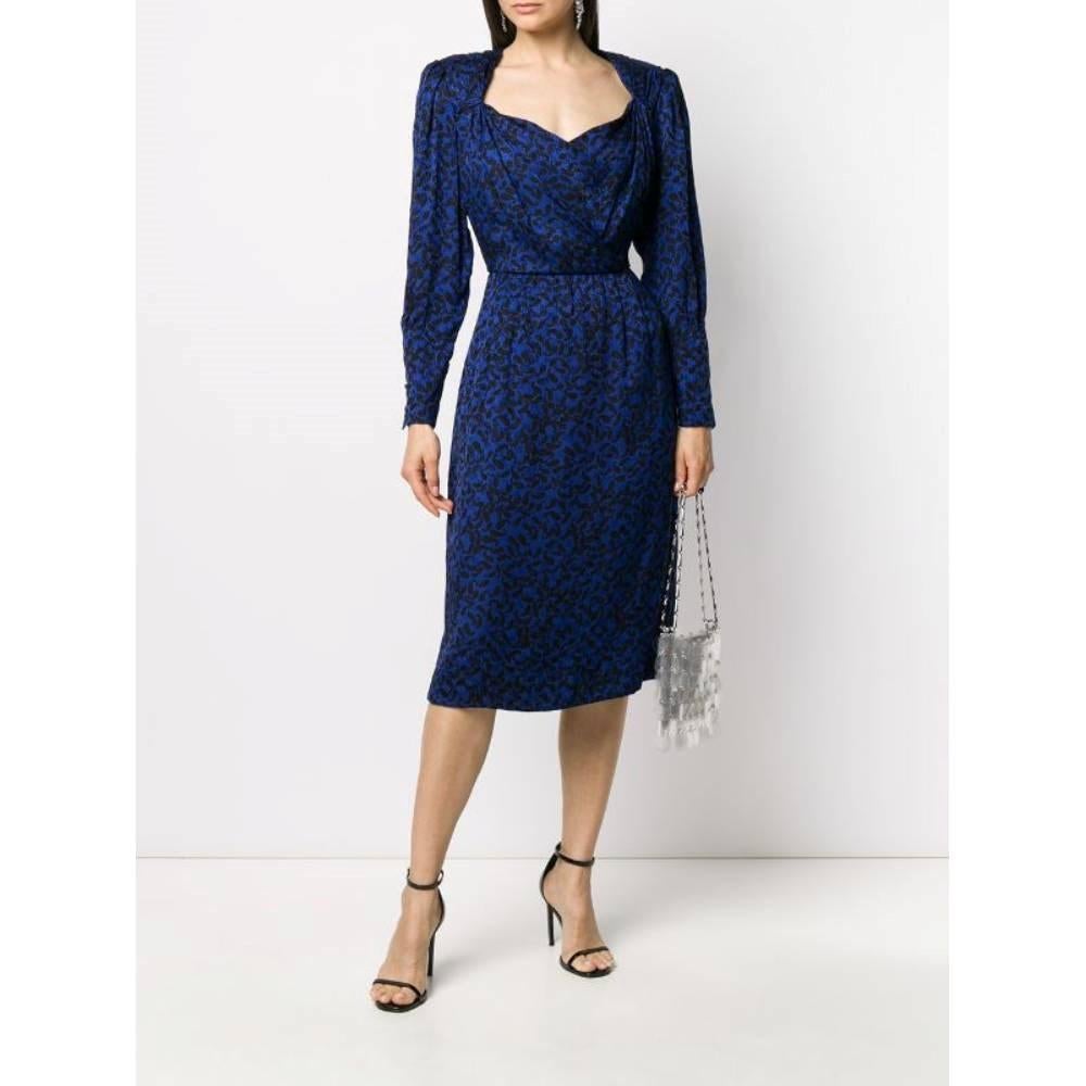 80s Nina Ricci silk blue midi dress with paisley pattern. Deep V-neck, long sleeves and buttoned cuffs. Back zip with concealed hook fastening.

Size: 42 IT

Flat measurements
Height: 120 cm
Bust: 39 cm
Sleeves: 62 cm
Shoulders: 40 cm

Product code: