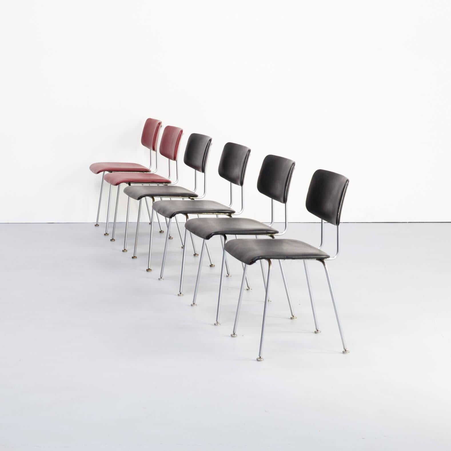 1980s Ontwerpbureau N.V. Gispen 1231/1232 Cirrus chairs for Gispen, set of 6. Model 1232 is called a ‘visitors’ chair by Gispen. The stabilazing feet used on both 1232 and 1265 chair gives the seat a comfortable accent. This set in ‘two-tone’ (2 red