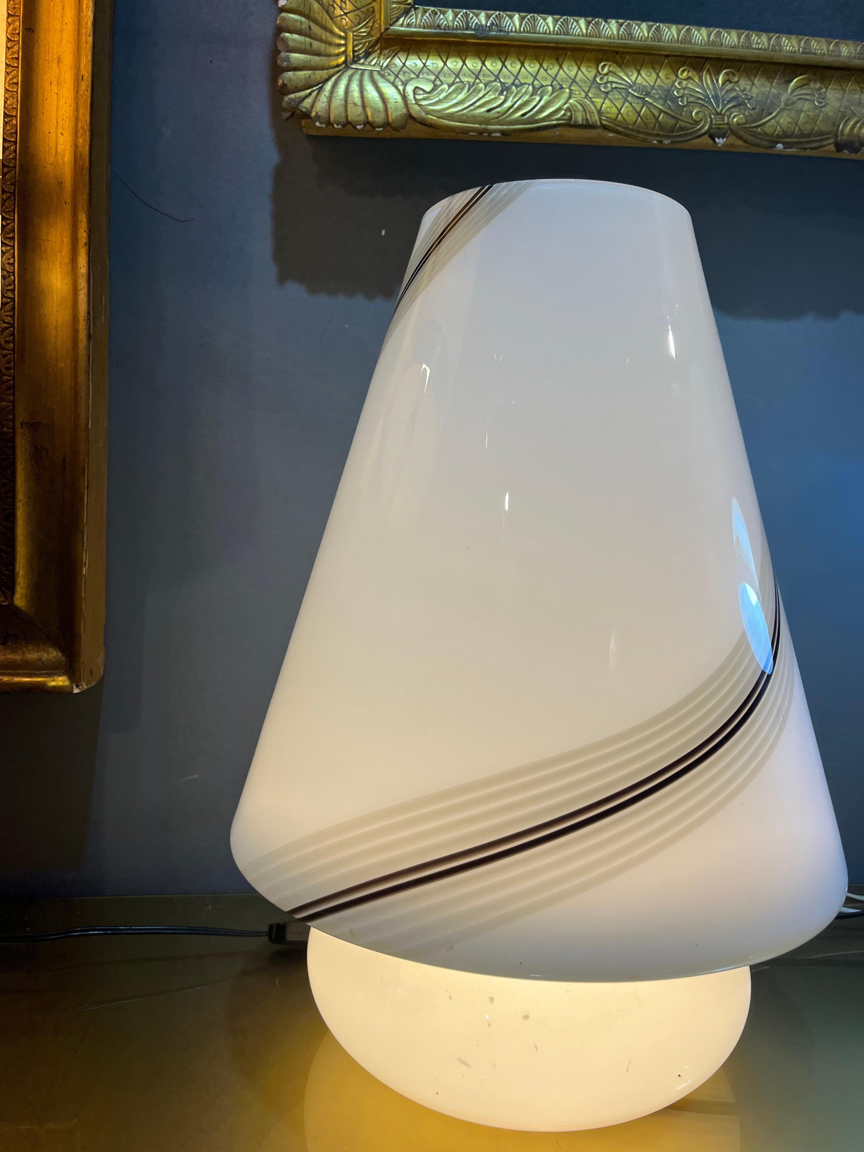 80's opaline murano glass lamp from the master glassmakers of murano In Good Condition For Sale In Catania, IT