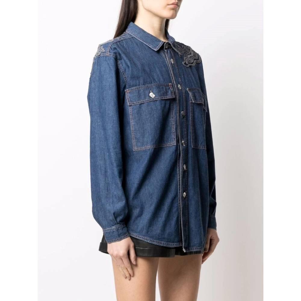 Oppio Fashion dark blue denim jeans shirt with decoratives applications on the back. Frontal grey and white buttons closure and two welt pockets with buttons.

Size: M

Flat measurements
Height: 77 cm
Bust: 51 cm
Shoulders: 42 cm
Sleeves: 59