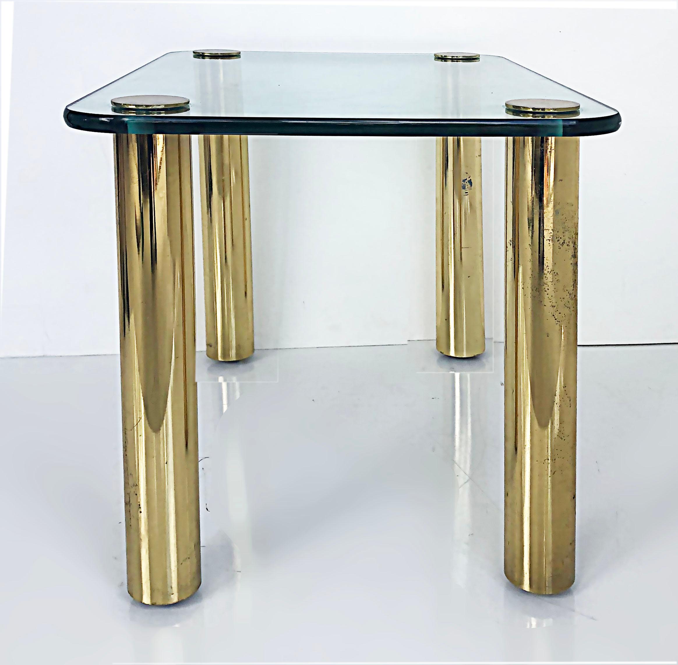 Moderne Table d'appoint à plateau en verre de la collection Pace des années 1980 avec pieds en laiton en vente