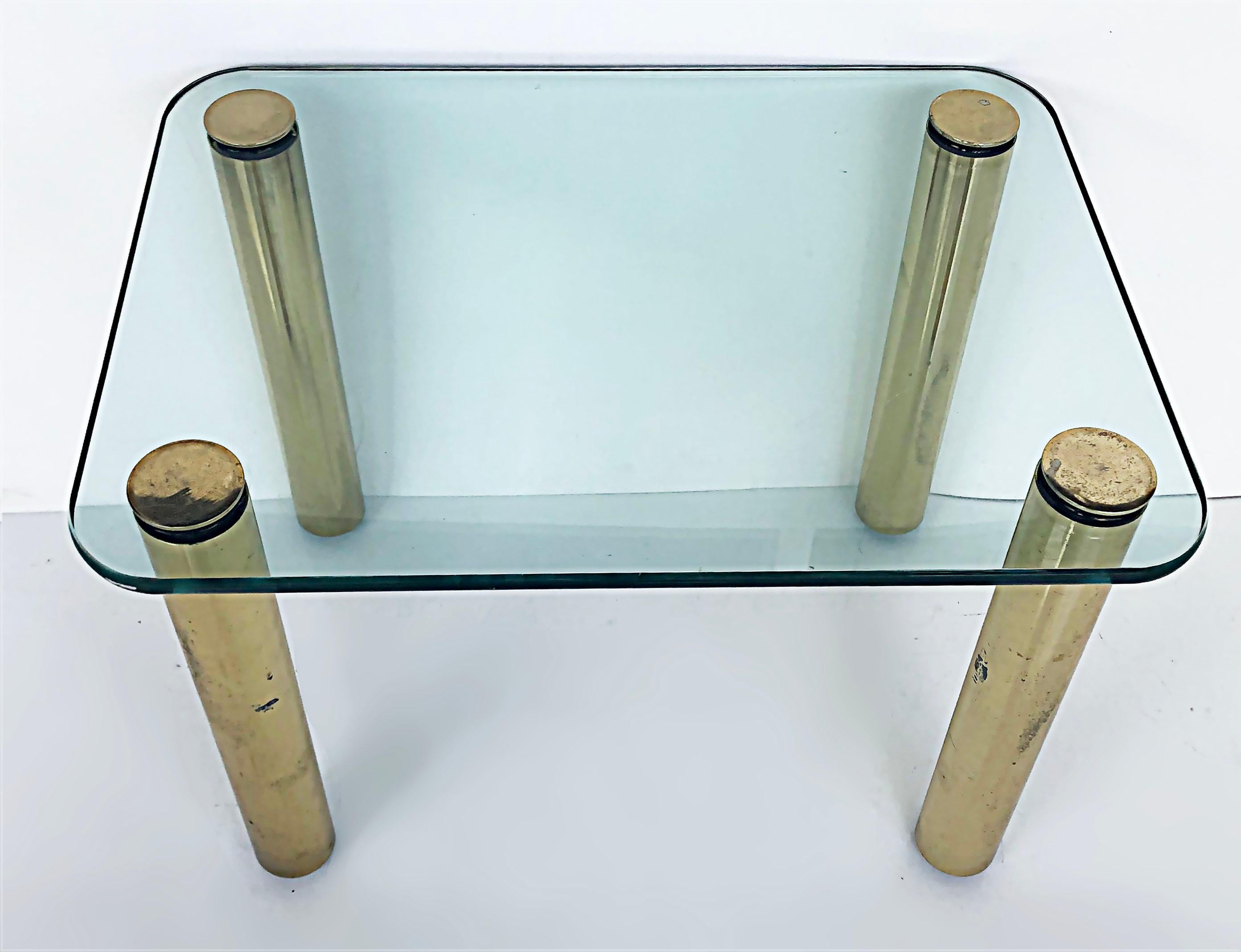Table d'appoint à plateau en verre de la collection Pace des années 1980 avec pieds en laiton Bon état - En vente à Miami, FL