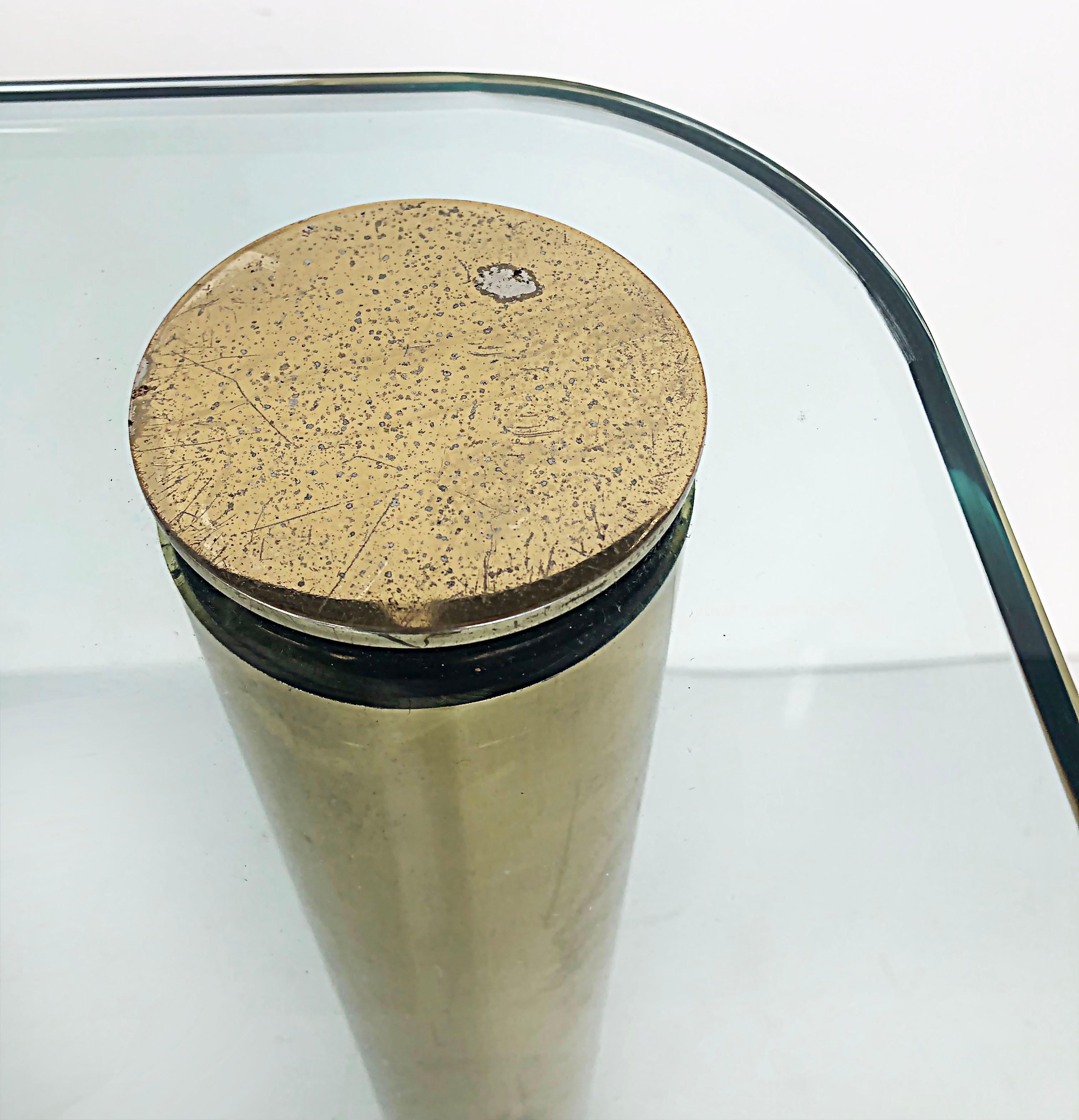 20ième siècle Table d'appoint à plateau en verre de la collection Pace des années 1980 avec pieds en laiton en vente