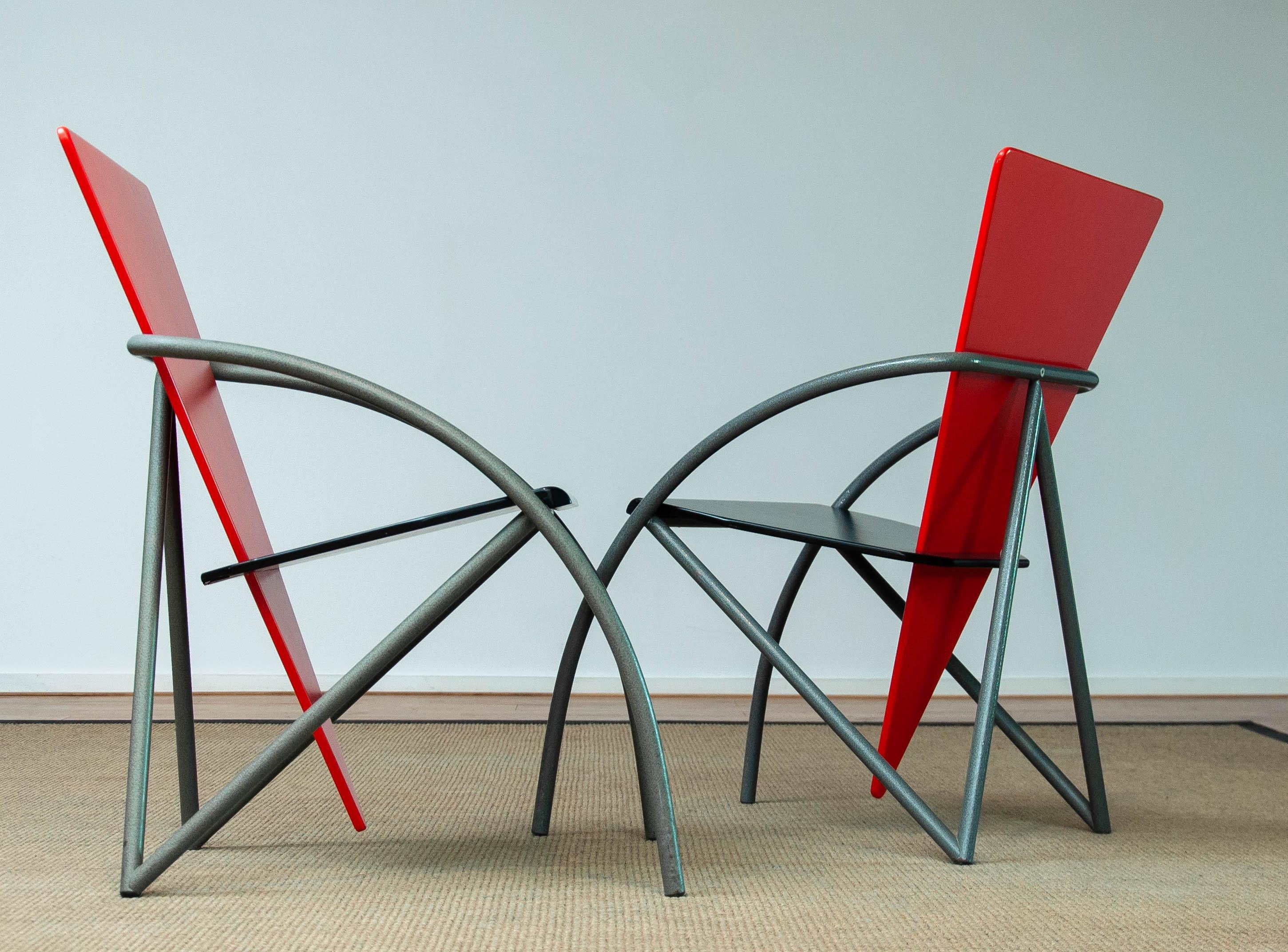 Ces chaises de salle à manger / de bureau extrêmement rares sont un excellent exemple de la période post-moderne et constituent une déclaration de design à l'époque du début des années 80. Ces 