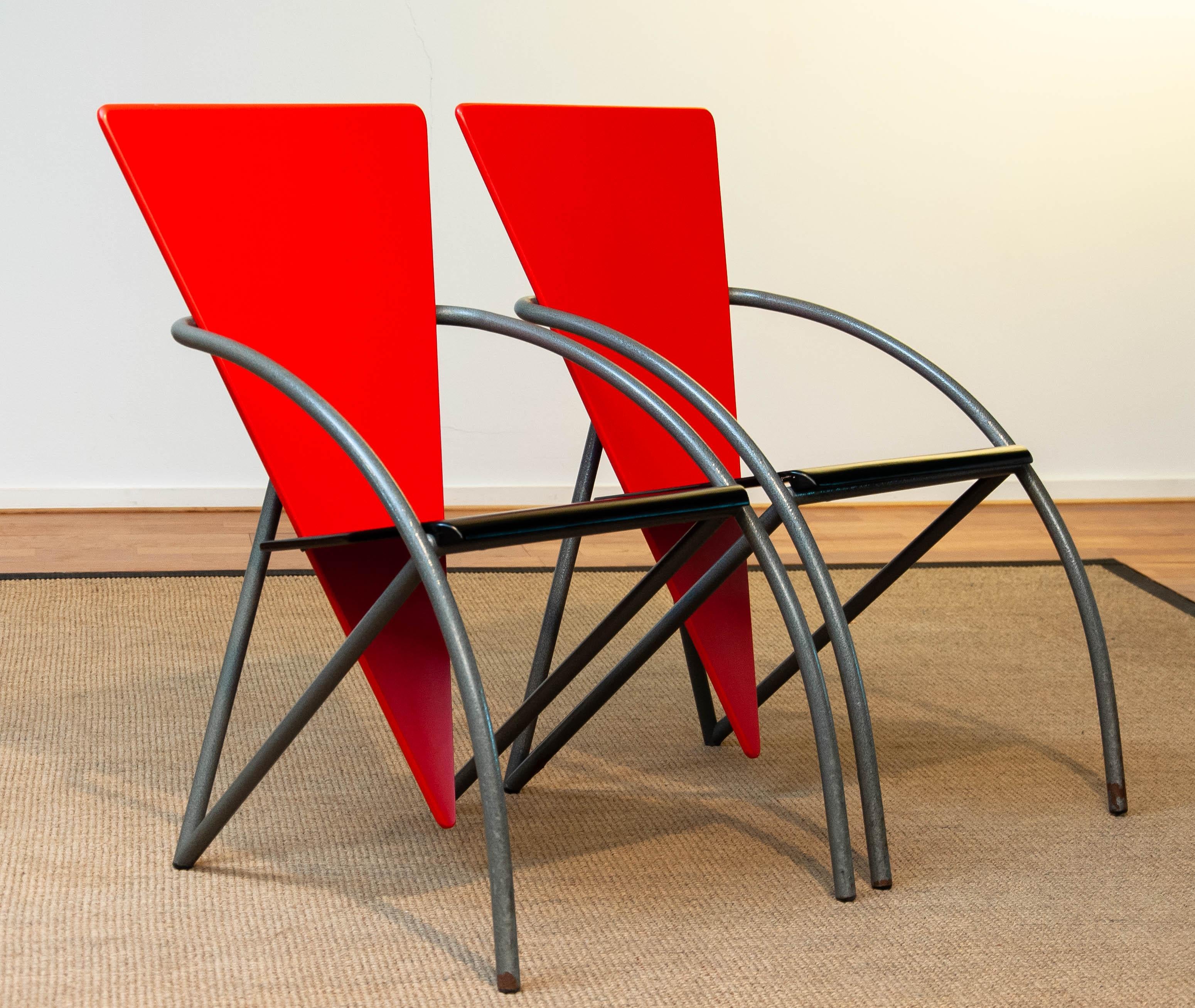 Métal Paire de chaises de bureau post-modernes des années 80 en rouge et noir par Klaus Wettergren en vente