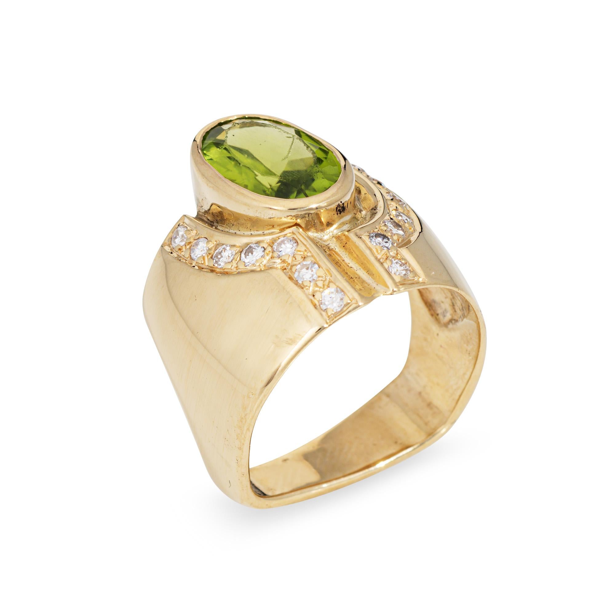 Elegante fascia a sigaro vintage con peridoto e diamanti, realizzata in oro giallo 14 carati (circa anni '80).

Il peridoto ovale sfaccettato misura 11 mm x 7 mm (stima di 2,50 carati), accentuato da una stima di 0,10 carati di diamanti (colore I-J