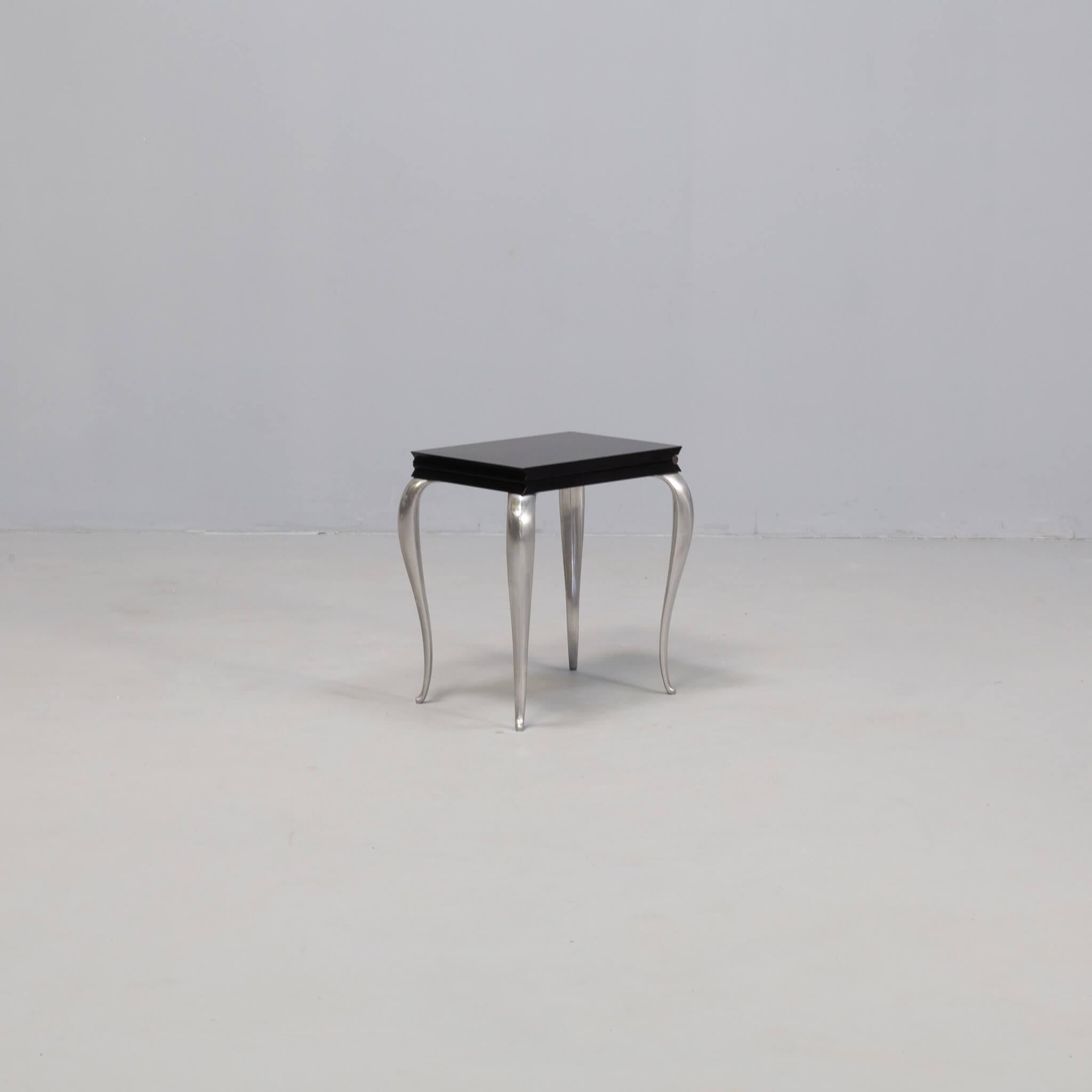 Small coffee table or chair, Lola Mundo adds several functions in a single piece of furniture. Philippe Starck presents it as follows: “Small coffee table, it becomes a chair when you open it. Want to see if you can make an object that works with an