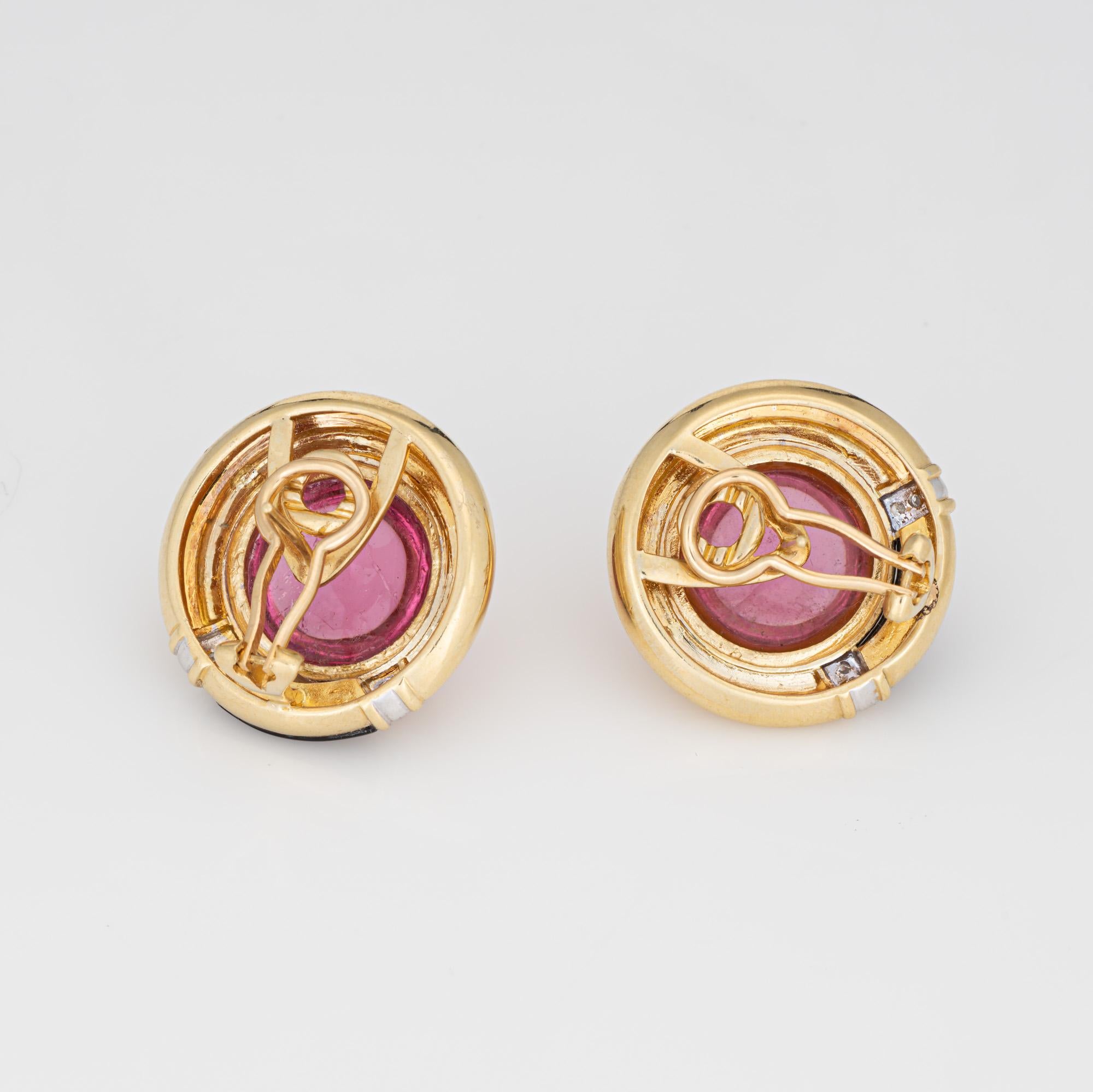 Stilvolle Vintage-Ohrringe aus 18 Karat Gelbgold mit rosa Turmalin, Onyx und Diamanten (ca. 1980er Jahre).

Der rosa Turmalin im Cabochon-Schliff misst 15 mm. Der Onyx misst 12 mm x 5 mm. Die Diamanten haben einen geschätzten Gesamtgehalt von 0,06