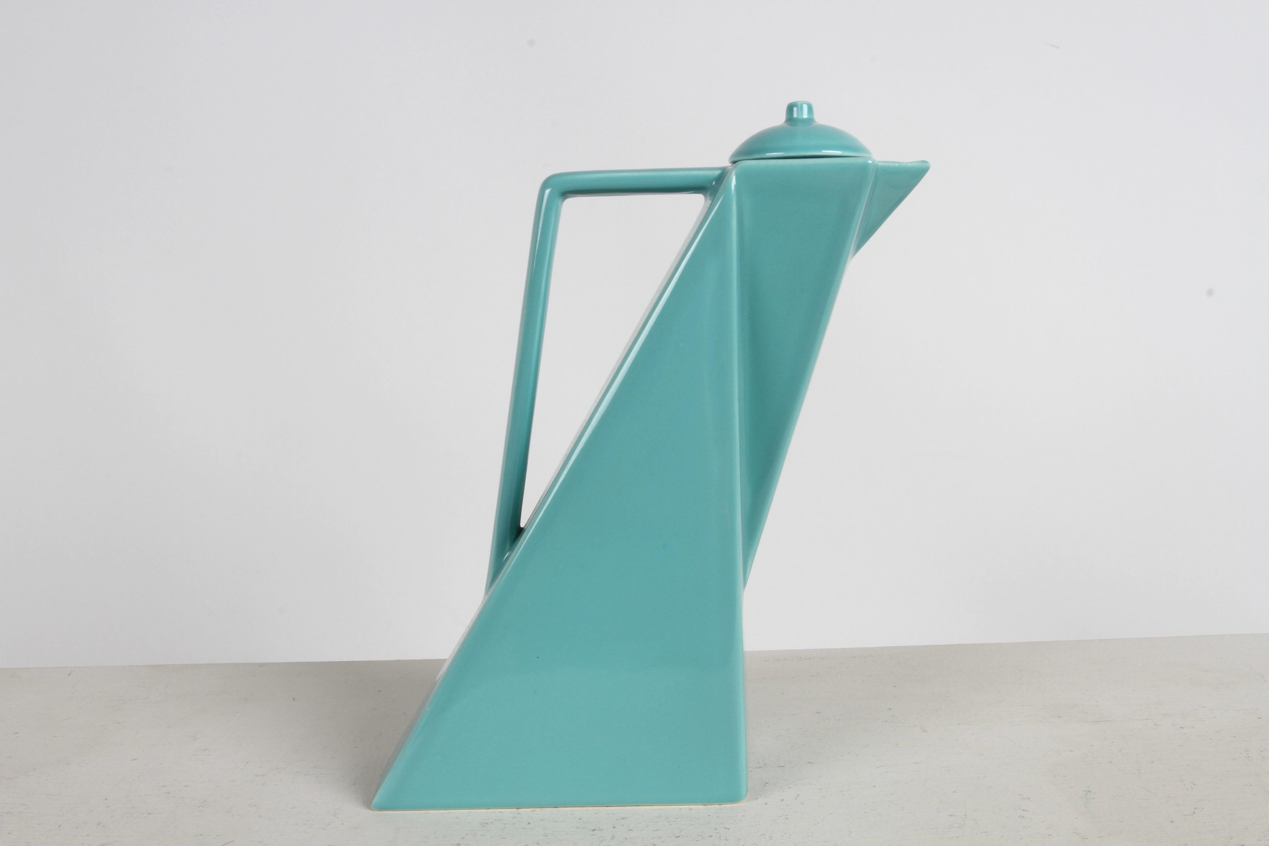 Große geometrische Post-Modern Teal glasierte Kaffeekanne entworfen von Pierre Casenove für von Studio Salins Frankreich in den 1980er Jahren. Entworfen während der Memphis-Bewegung in den 1980er Jahren mit dem Motiv des Dreiecks, mit einer
