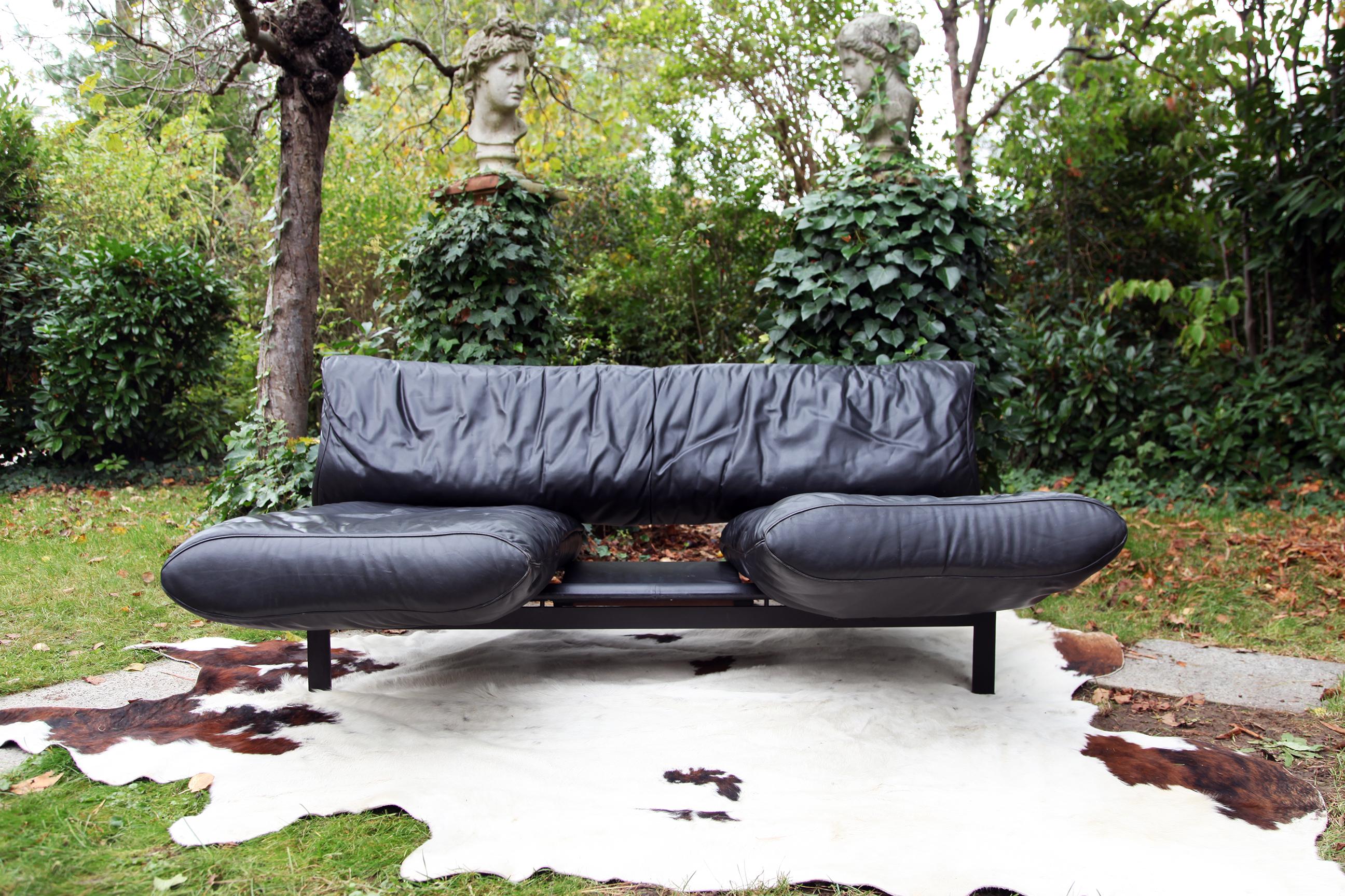 Very beautiful original 1980s De Sede Designer original by Rito Frigg in solid black-- black frame, black patinated leather. This sofa is extremely versatile and it converts into various configurations, to your desires!

From the De Sede