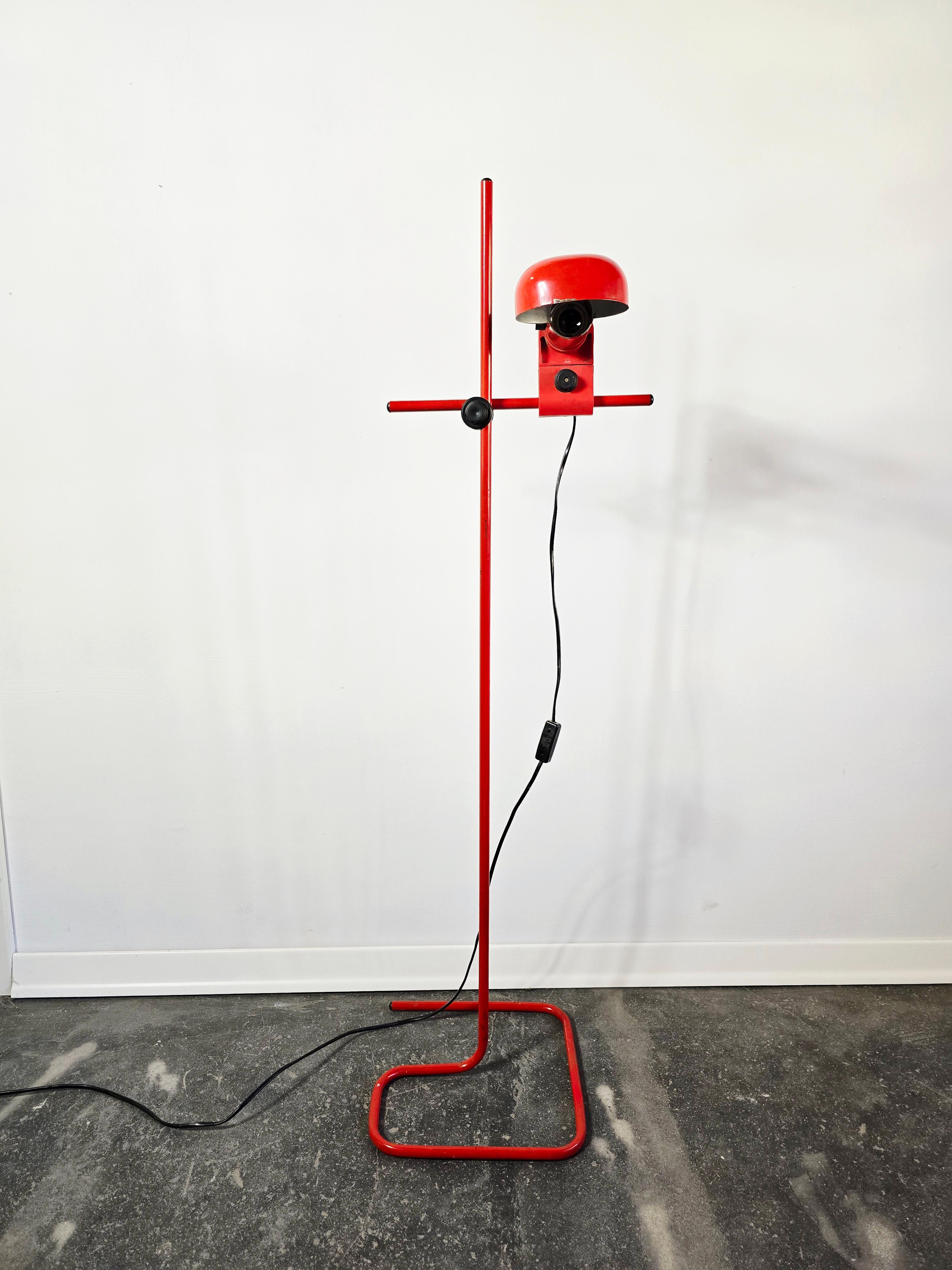 Lampadaire rouge fabriqué dans les années 80. La lampe est en métal et de couleur rouge. Il est entièrement réglable sur tous les côtés et à toutes les hauteurs. 

Ampoule à vis E27 ordinaire. La tension maximale de l'ampoule à vis est de 60W.

Le