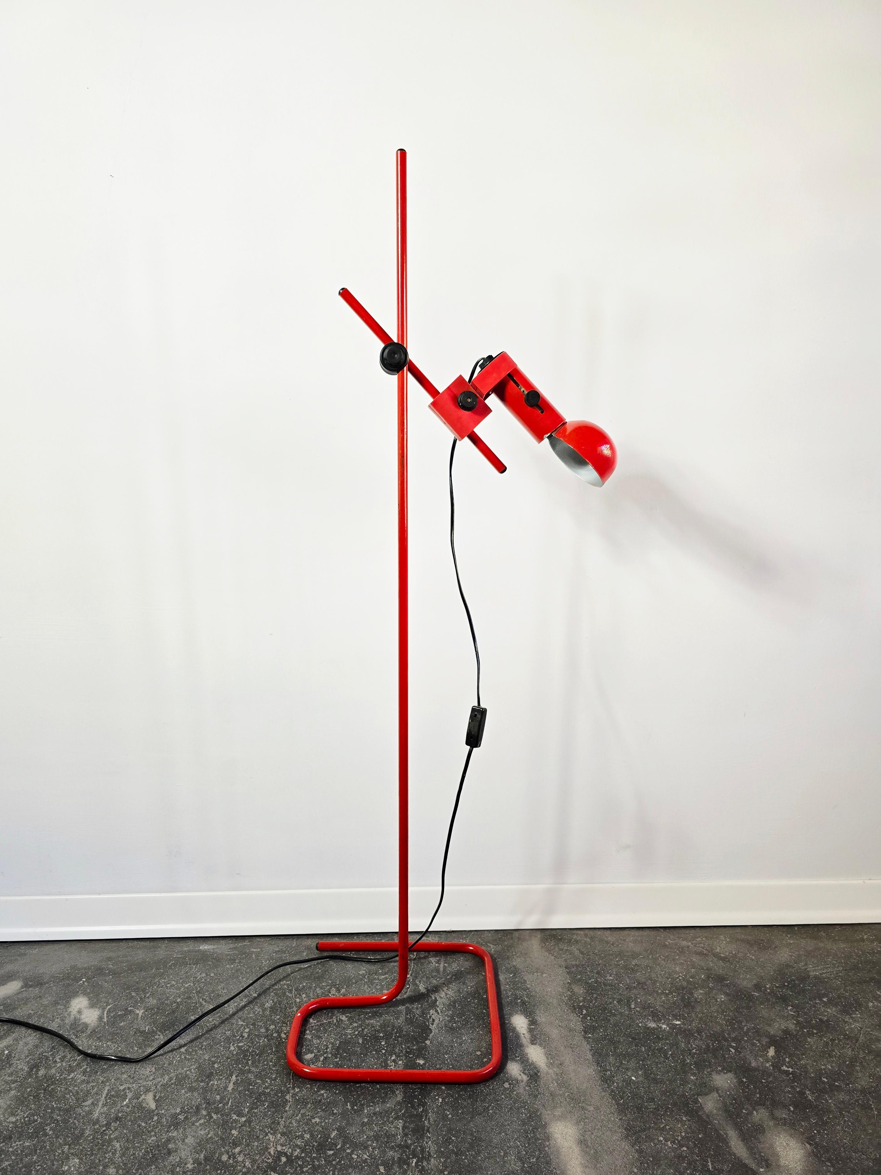 Industriel Lampadaire rouge des années 80 en vente