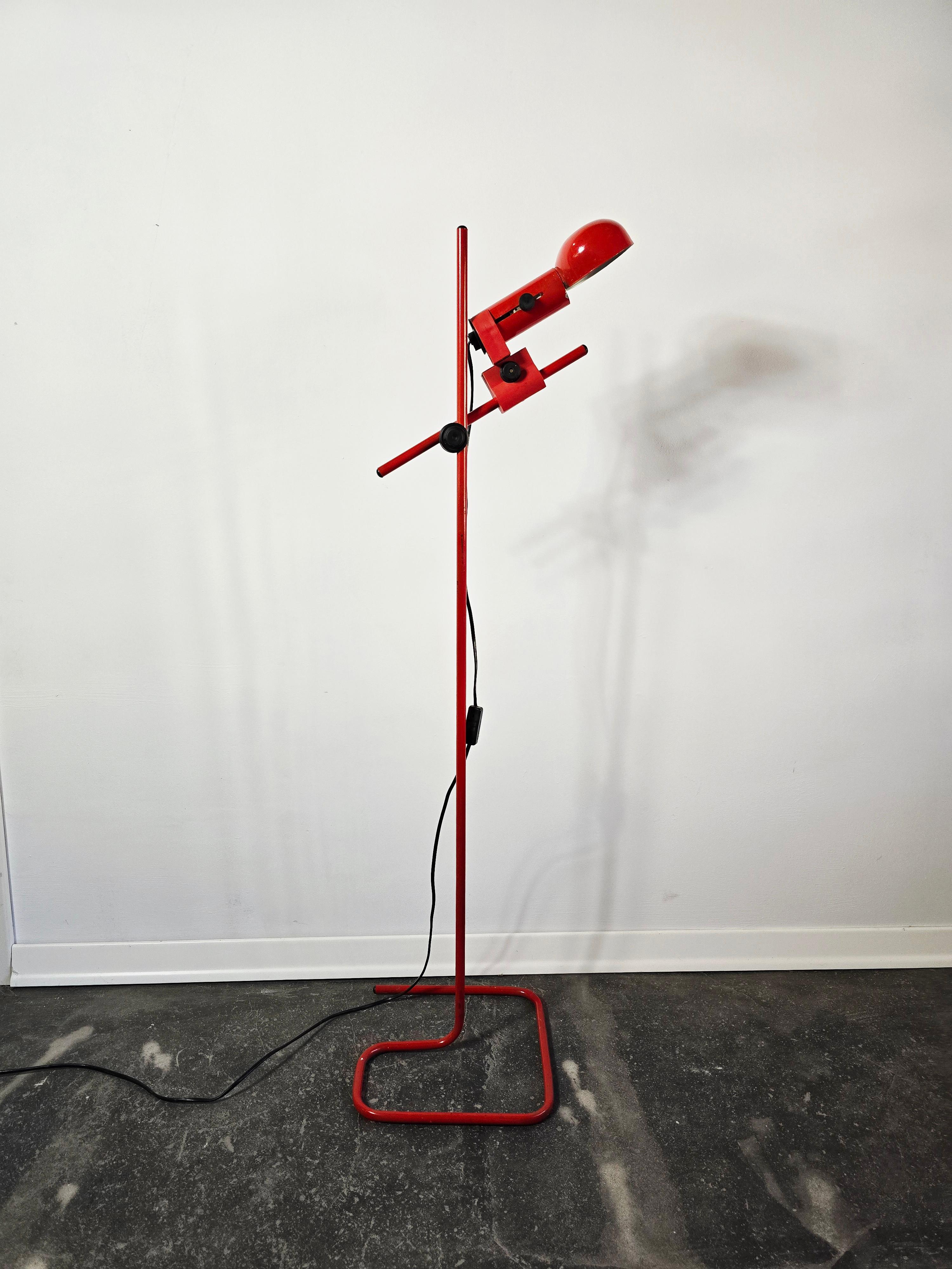 Slovène Lampadaire rouge des années 80 en vente