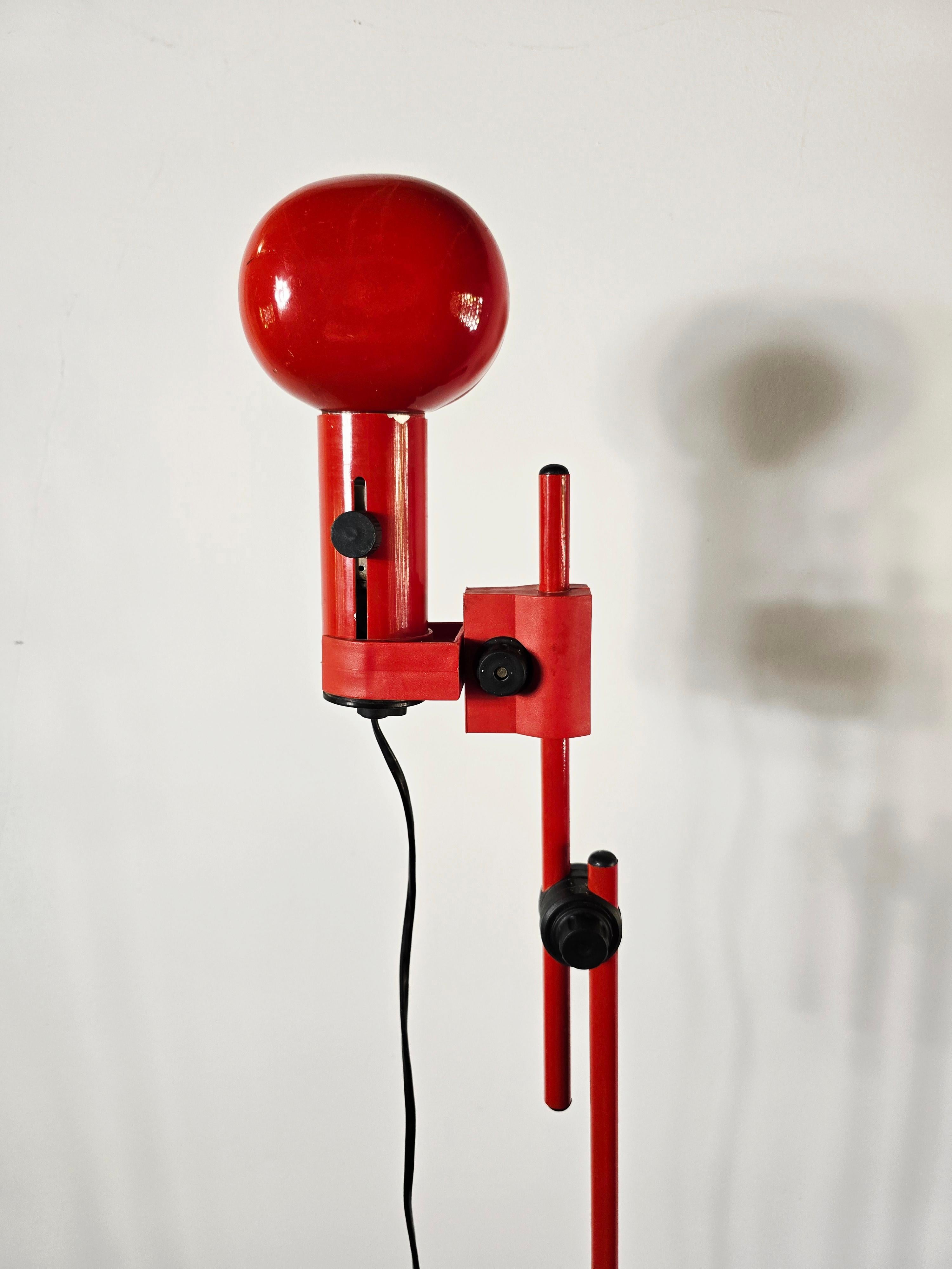 Acier Lampadaire rouge des années 80 en vente
