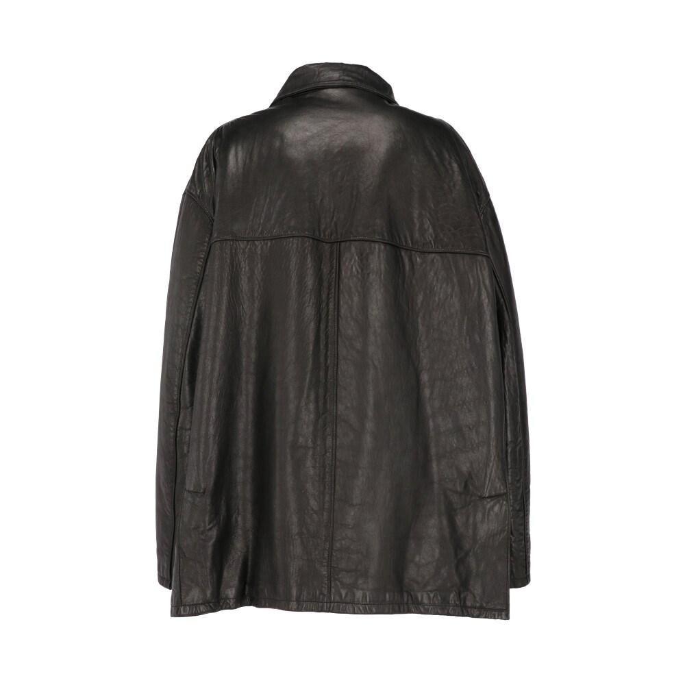 Romeo Gigli black leather jacket. Classic lapel collar and double-breasted front closure. Front flap pockets and side slits on the back. Lined.

Size: L

Flat measurements
Heght: 83 cm
Bust: 69 cm
Shoulders: 56 cm
Sleeves: 61 cm

Product code: