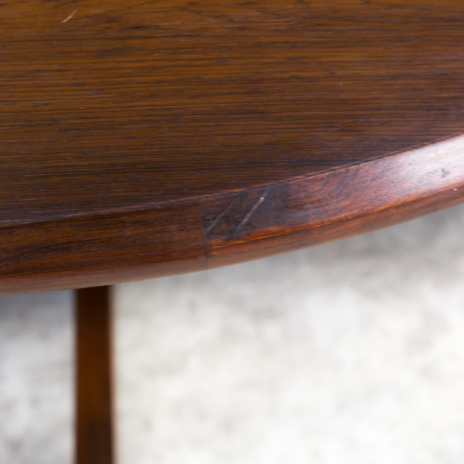 1980s Rosewood Round Dining Table in the Style of Joaquim Tenreiro For Sale 6