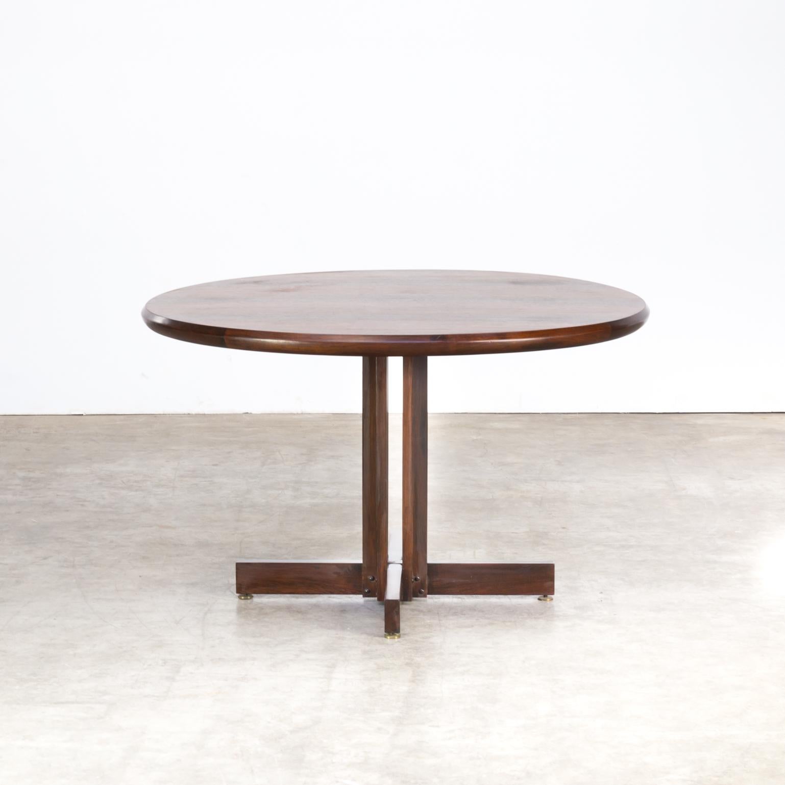 Brazilian 1980s Rosewood Round Dining Table in the Style of Joaquim Tenreiro For Sale