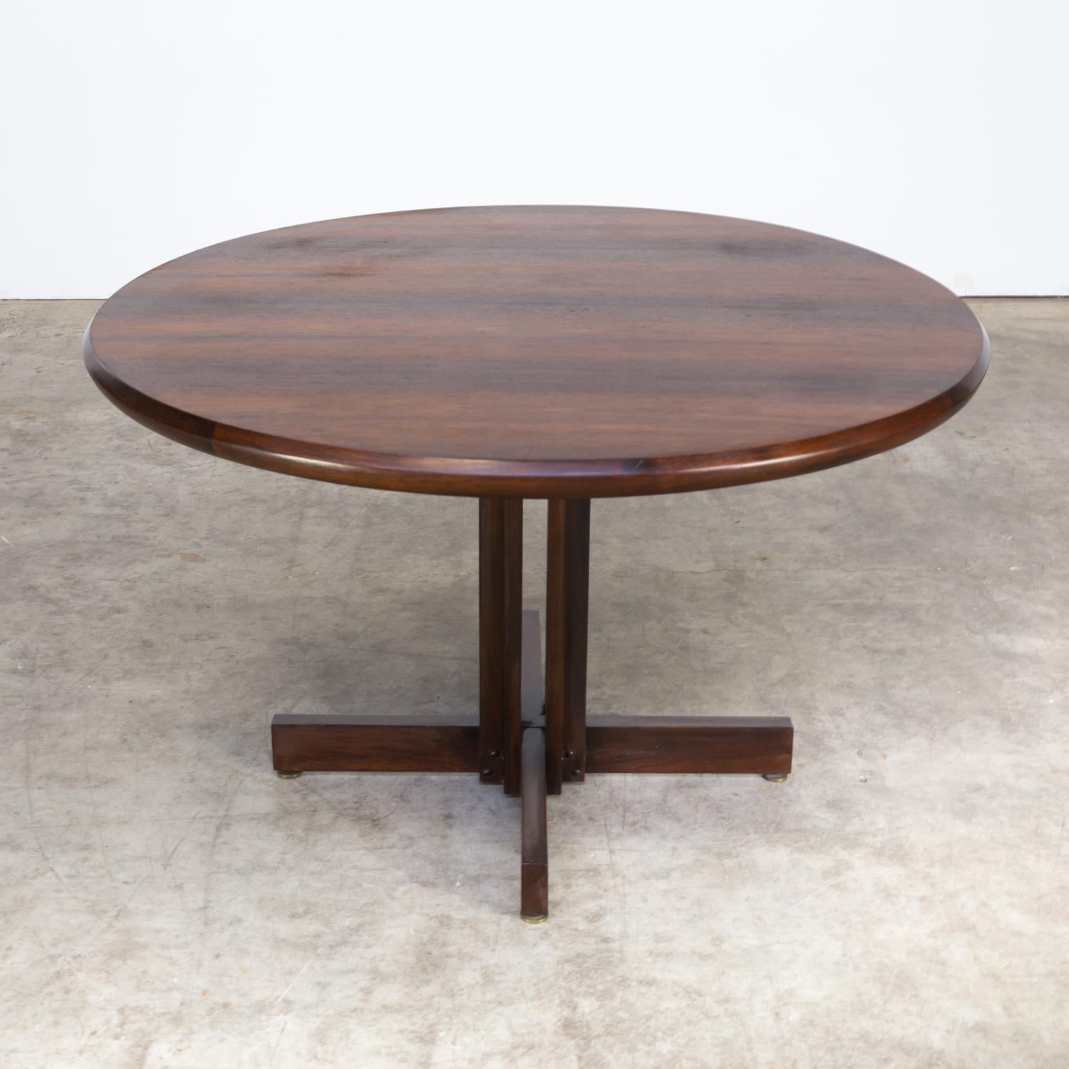 1980s Rosewood Round Dining Table in the Style of Joaquim Tenreiro In Good Condition For Sale In Amstelveen, Noord