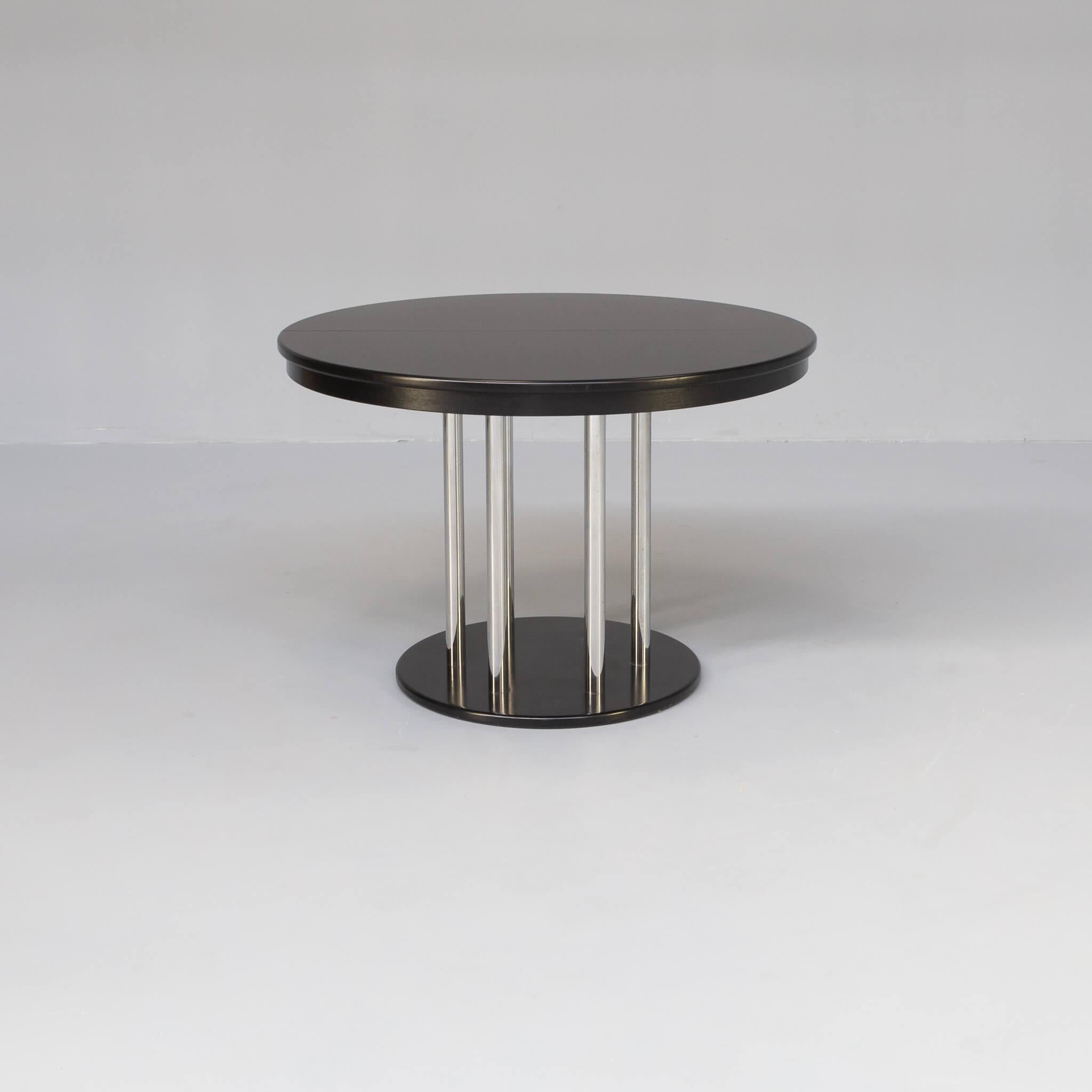 In den 1980er Jahren brachte Thonet einen runden, ausziehbaren Esstisch auf den Markt, den S1047. Dieser Tisch ist einzigartig in seiner Art, weil der ganze Tisch getrennt werden kann! Dies inspirierte viele technisch versierte Möbeldesigner in