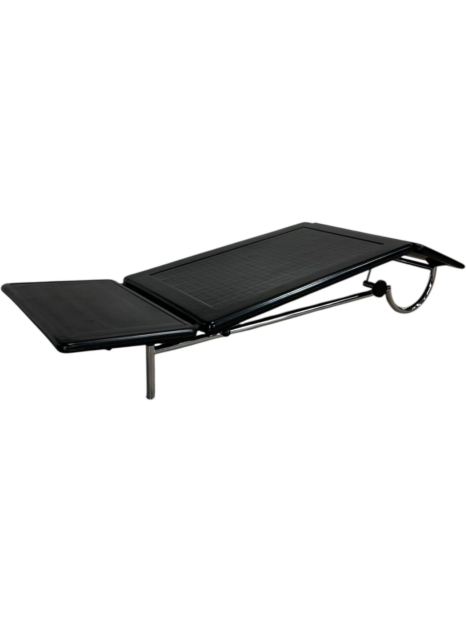 80’s Rubber Tread Chaise Lounge by Dema Italia, Italy In Good Condition For Sale In Chicago, IL