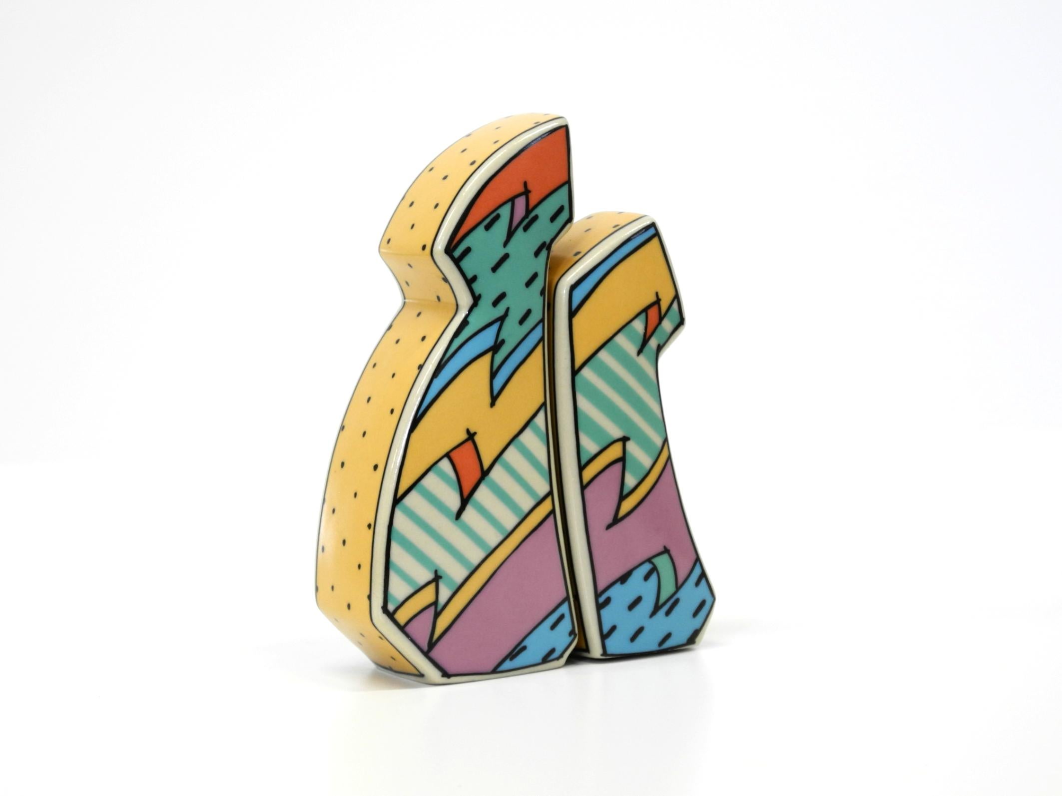 Schöne Salz- und Pfefferstreuer aus Porzellan aus den 1980er Jahren.
Entworfen von Dorothy Hafner. Hersteller: Rosenthal Studio Linie. Modell 