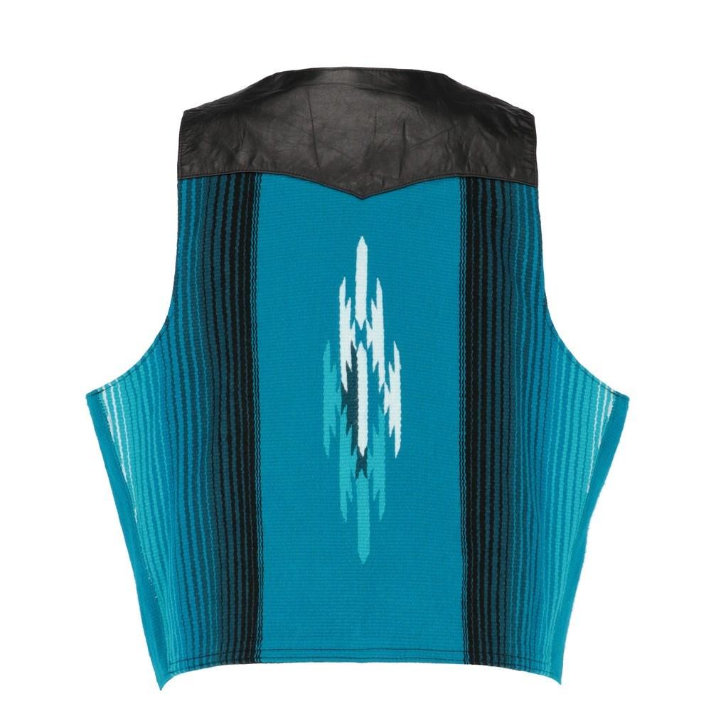 Santa Fe von Aaron Michael hellblaue, weiße und schwarze Weste mit geometrischem Muster und schwarzen Ledereinsätzen. Frontverschluss mit Druckknöpfen, zwei Leistentaschen mit Ledereinsatz.

Größe: L

Flache Messungen
Höhe: 62 cm
Brustumfang: 58
