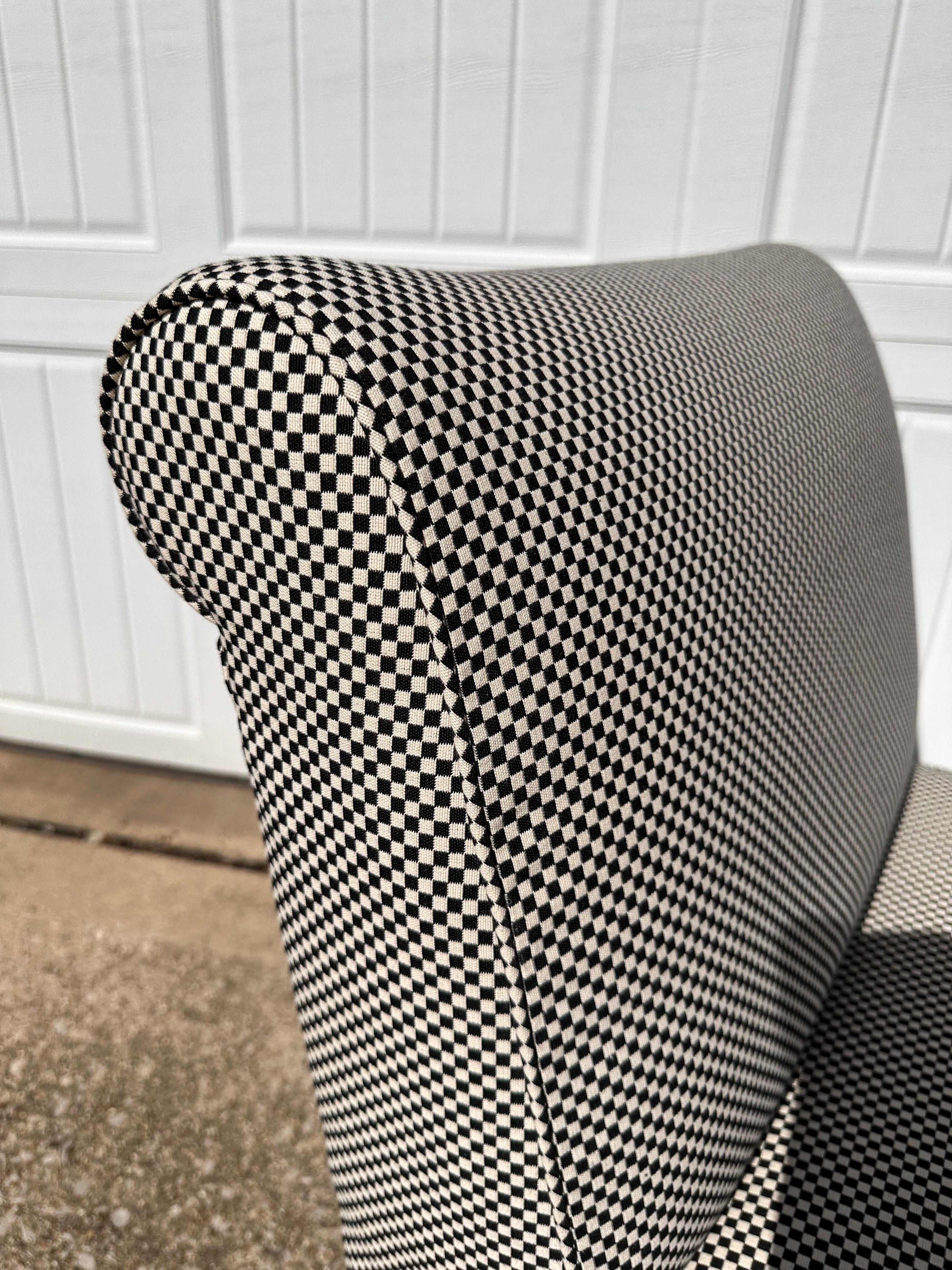 Silla Slipper de los años 80 de Century Furniture recién renovada en cuadros de Alexander Girard Tejido en venta