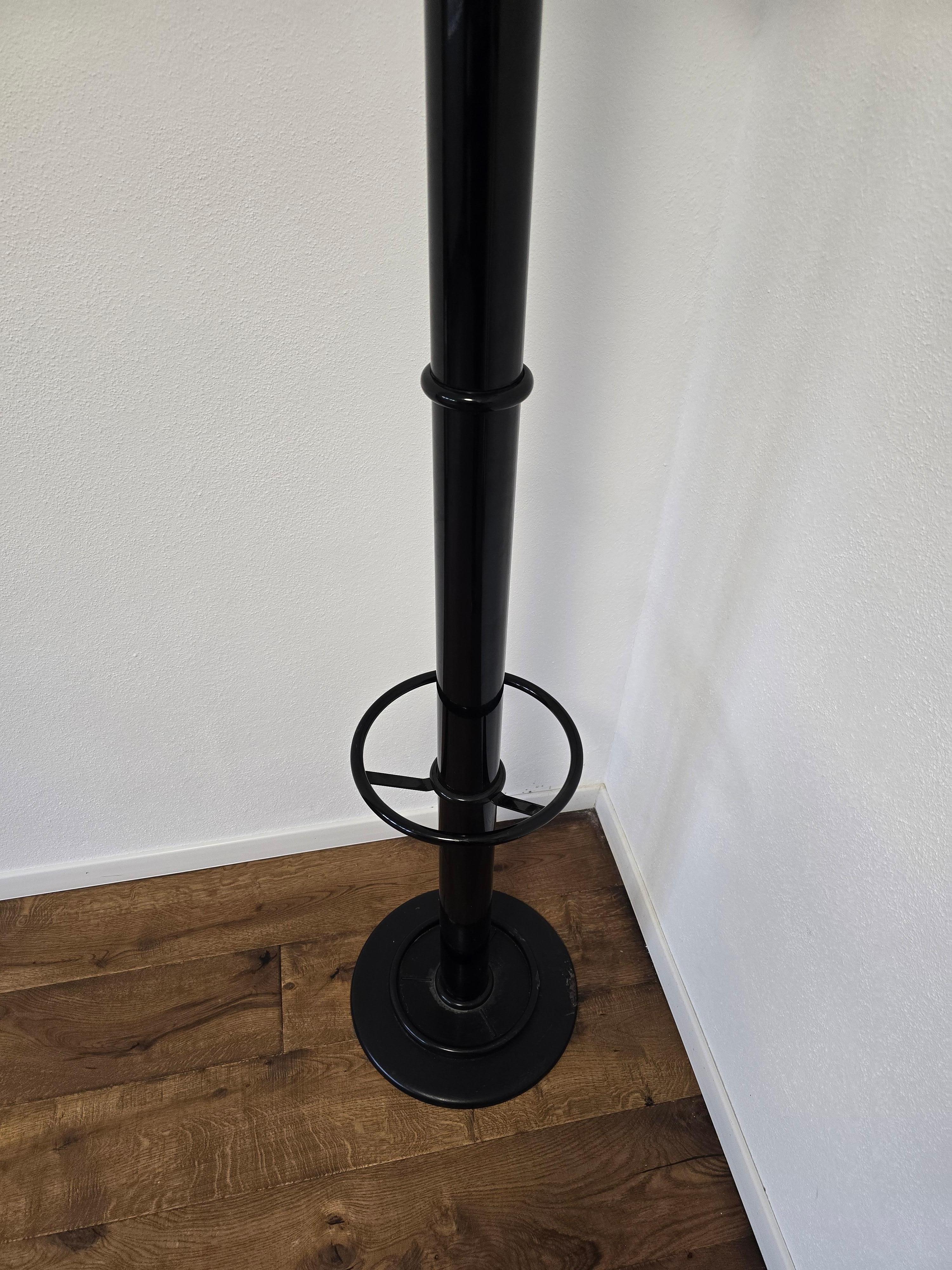 Porte-manteau et porte-parapluie noir style années 80 en vente 4