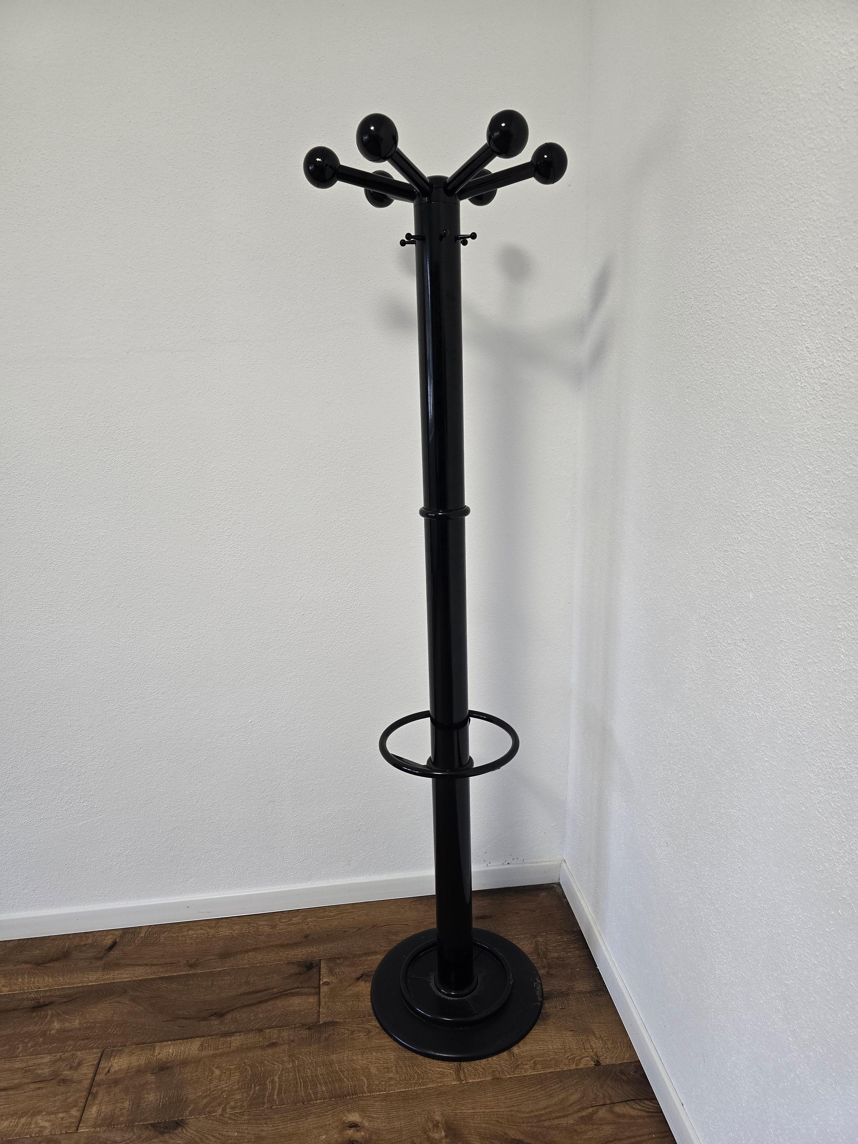 italien Porte-manteau et porte-parapluie noir style années 80 en vente