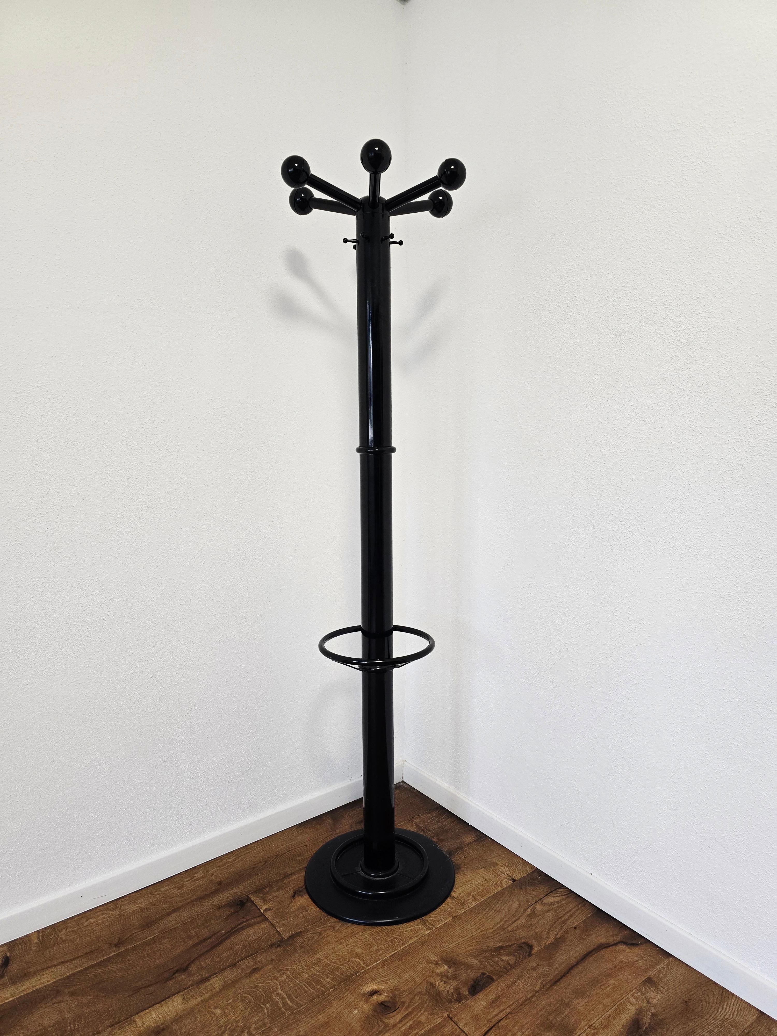 Porte-manteau et porte-parapluie noir style années 80 Bon état - En vente à Ljubljana, SI